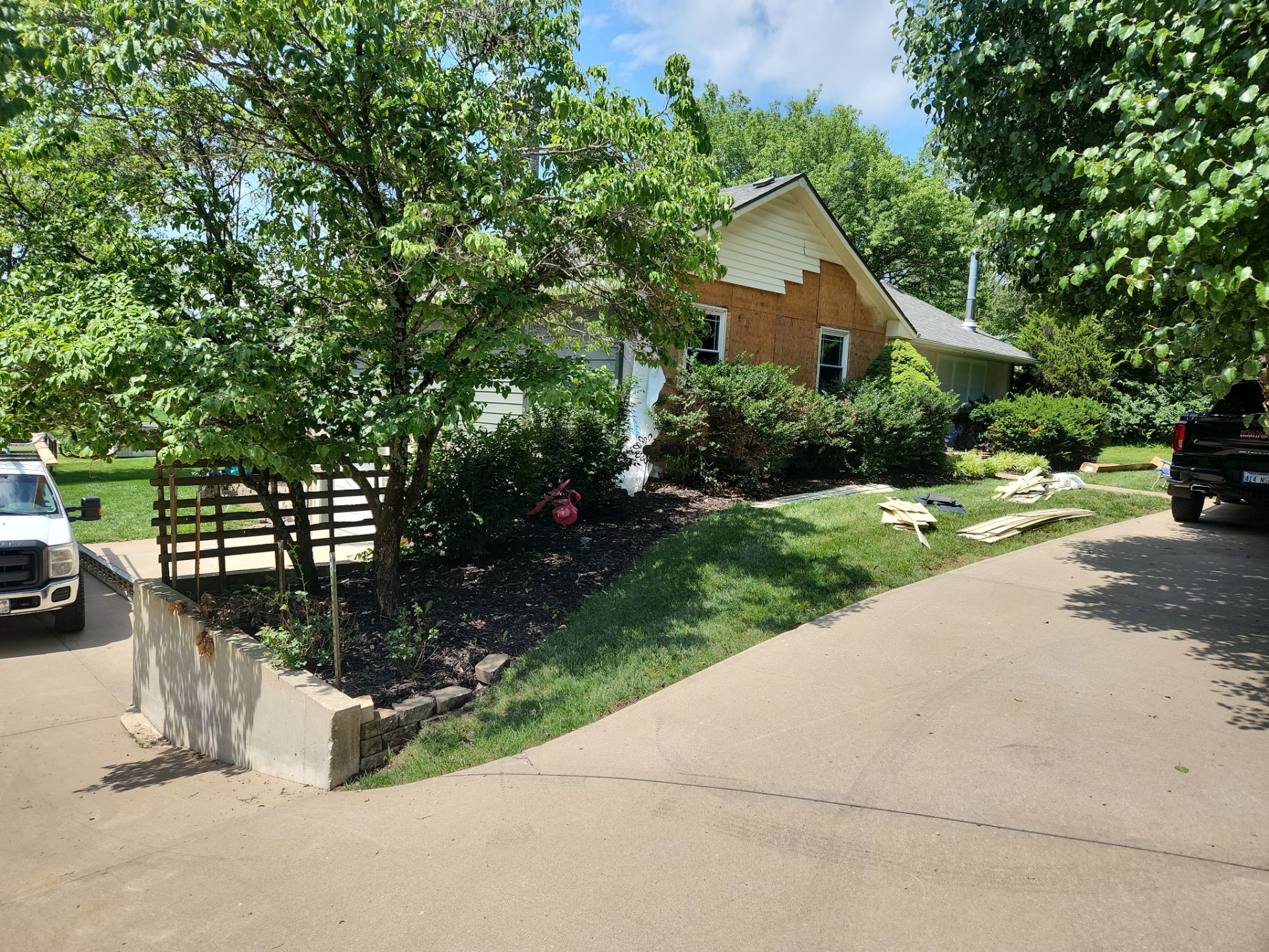 New Craneboard Siding on this Platte City, Mo home  by EEC  Windows, Siding & Roofing 