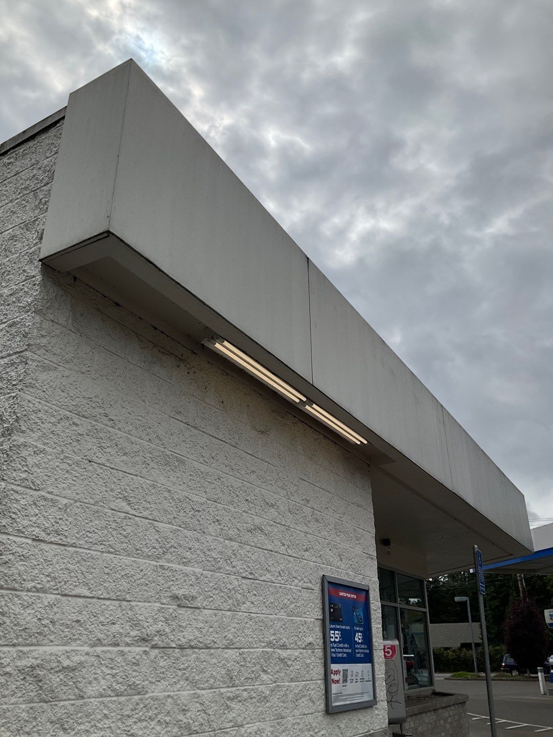Store wash using Soft wash solution by Willamette Outdoor Wash LLC