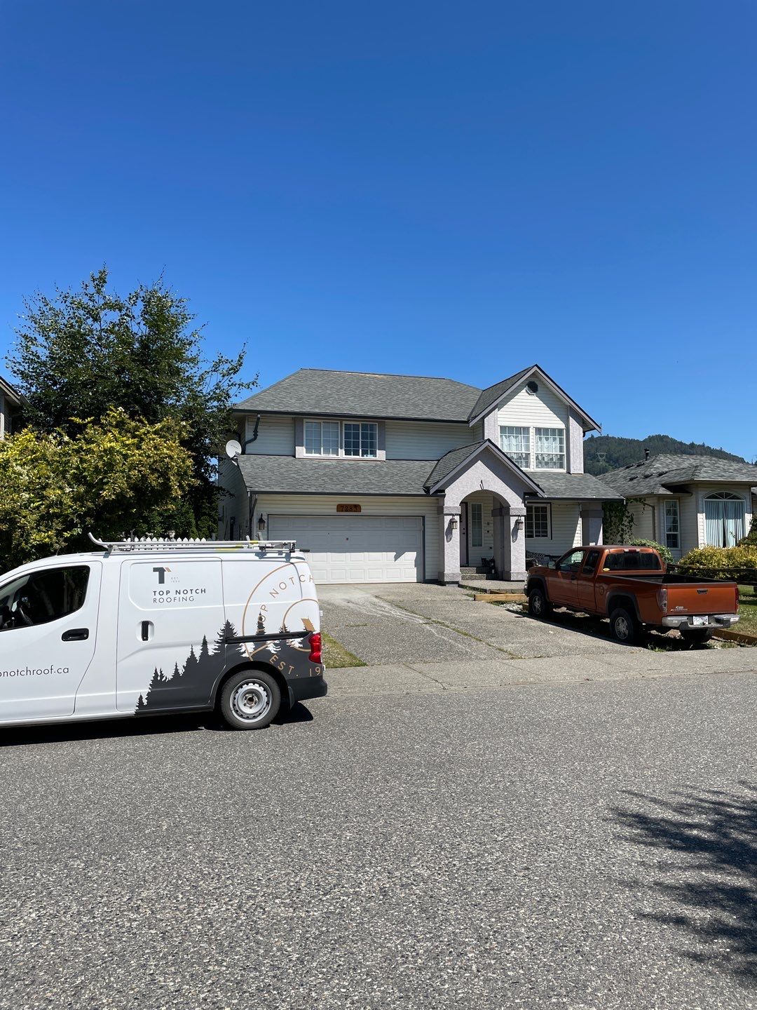 Residential ReRoofing Installation using OC Oakridge shingles by Top Notch Roofing Inc