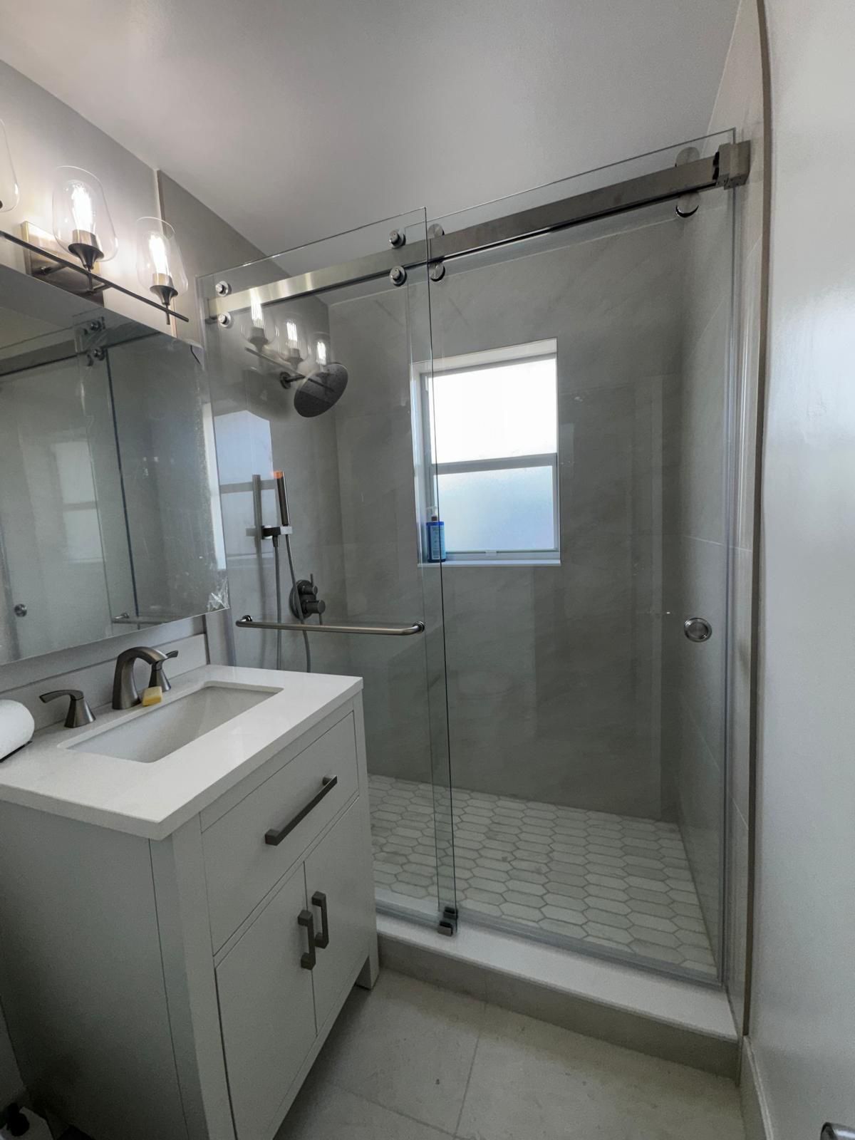 Guest Bathroom - Delray Beach by Hevi Tile