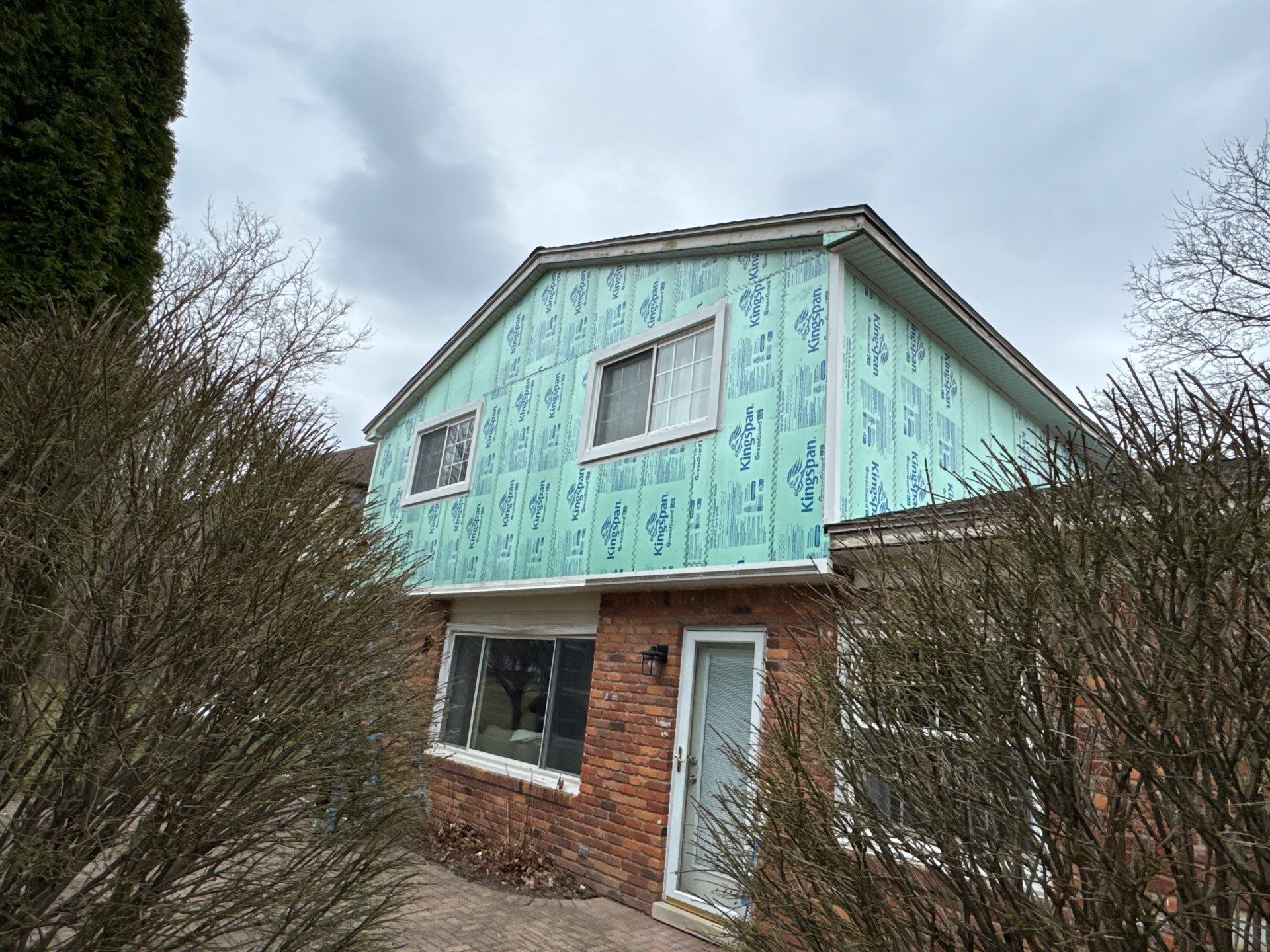 Siding Replacement using Alside Charcoal Smoke and Roof Replacement using Owens Corning Peppercorn by 180 Contractors