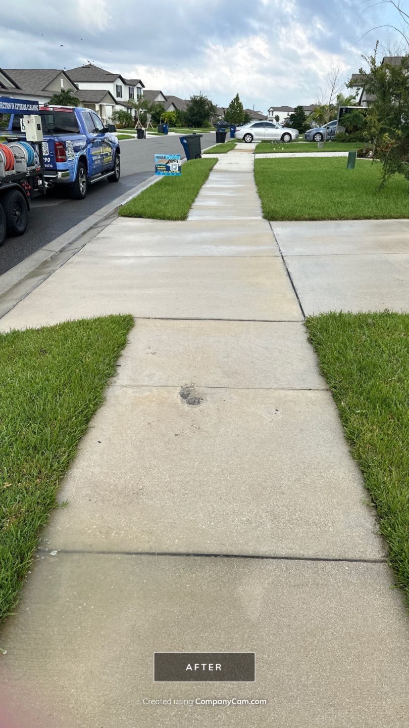 🚿 Concrete Driveway, Sidewalk & Entryway Cleaning – Trevesta Community, Palmetto, FL by Sunshine AquaWash