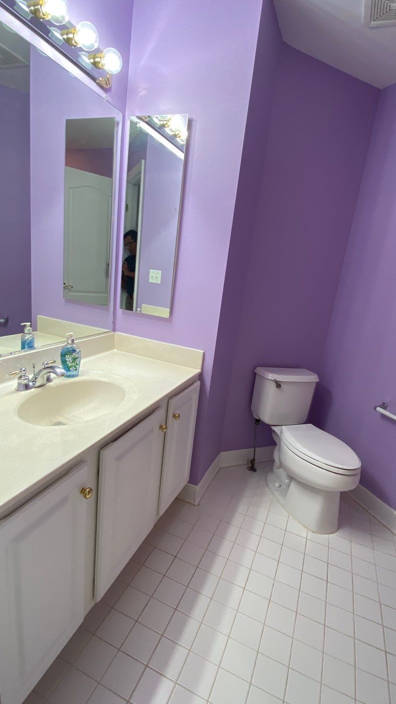 Bathroom Remodel using porcelain tiles , wood make vanetys , mirross , bathroom accessories  by Jesus Master Handyman LLC 