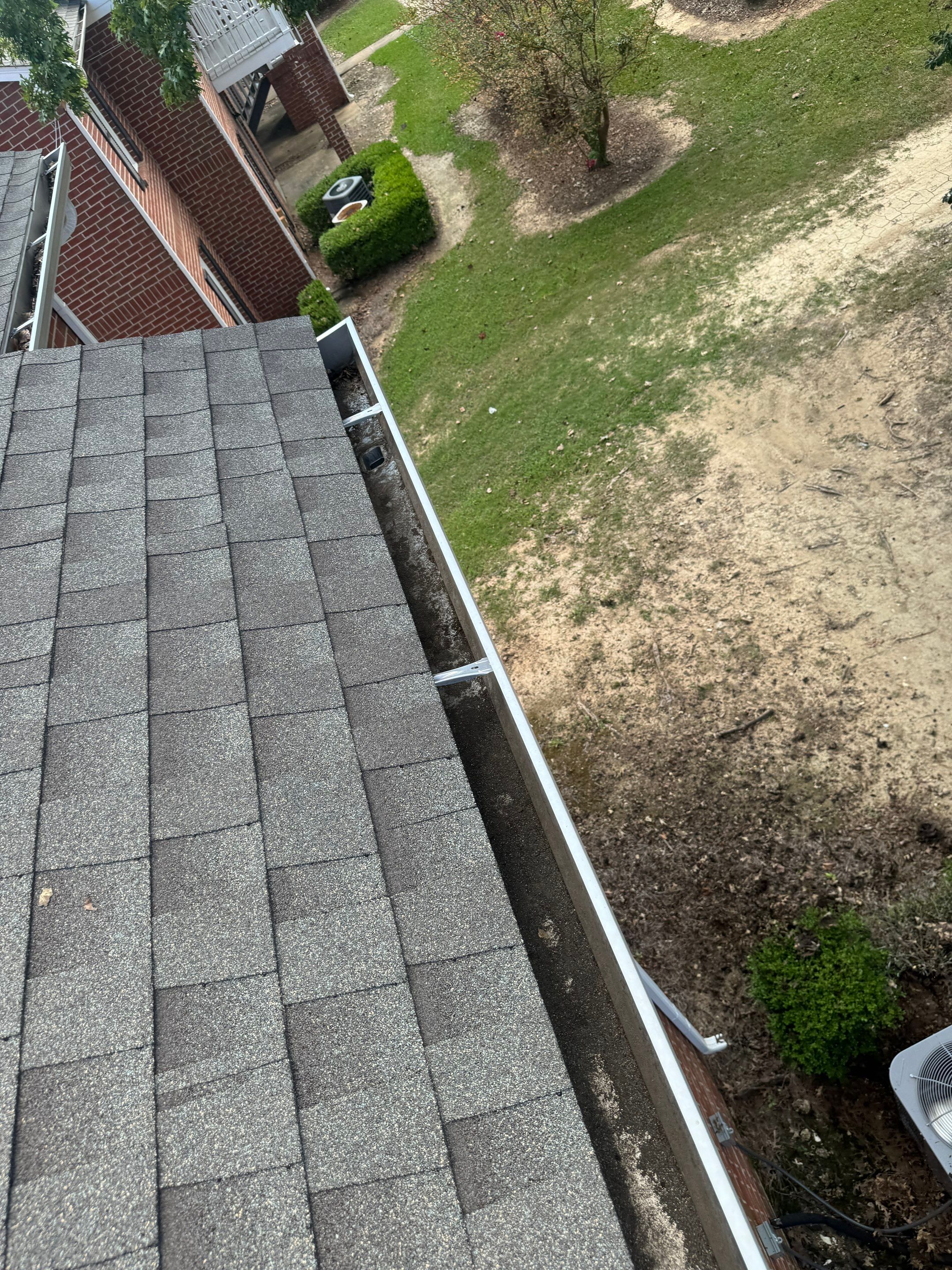 HOA gutter cleaning after photo.