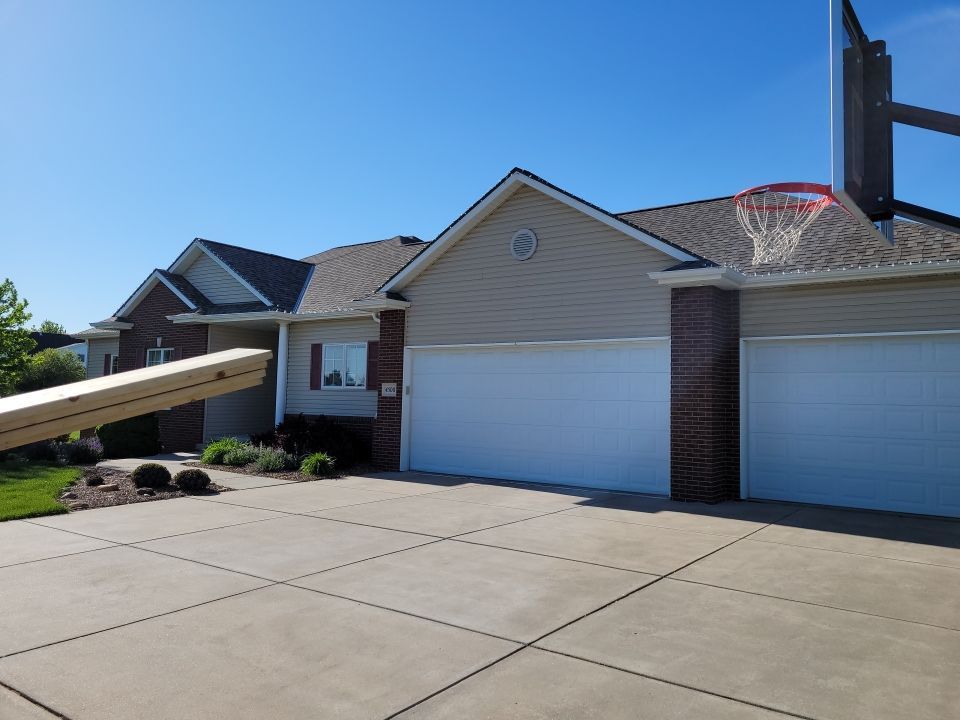 Residential Re-Roof using Landmark Shingles by White Castle Roofing