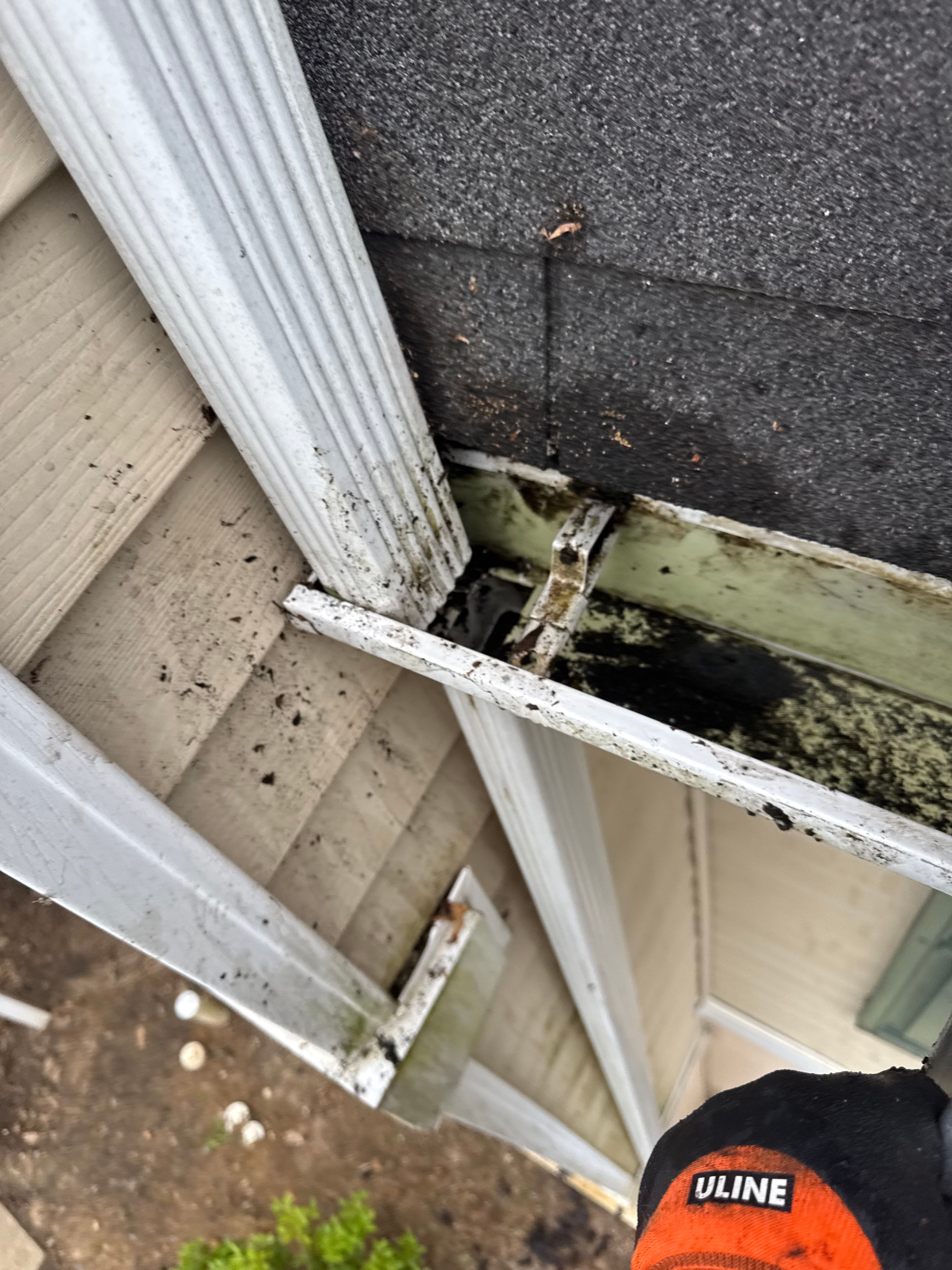 Commercial gutter cleaning Pennsylvania after photo with clean gutters
