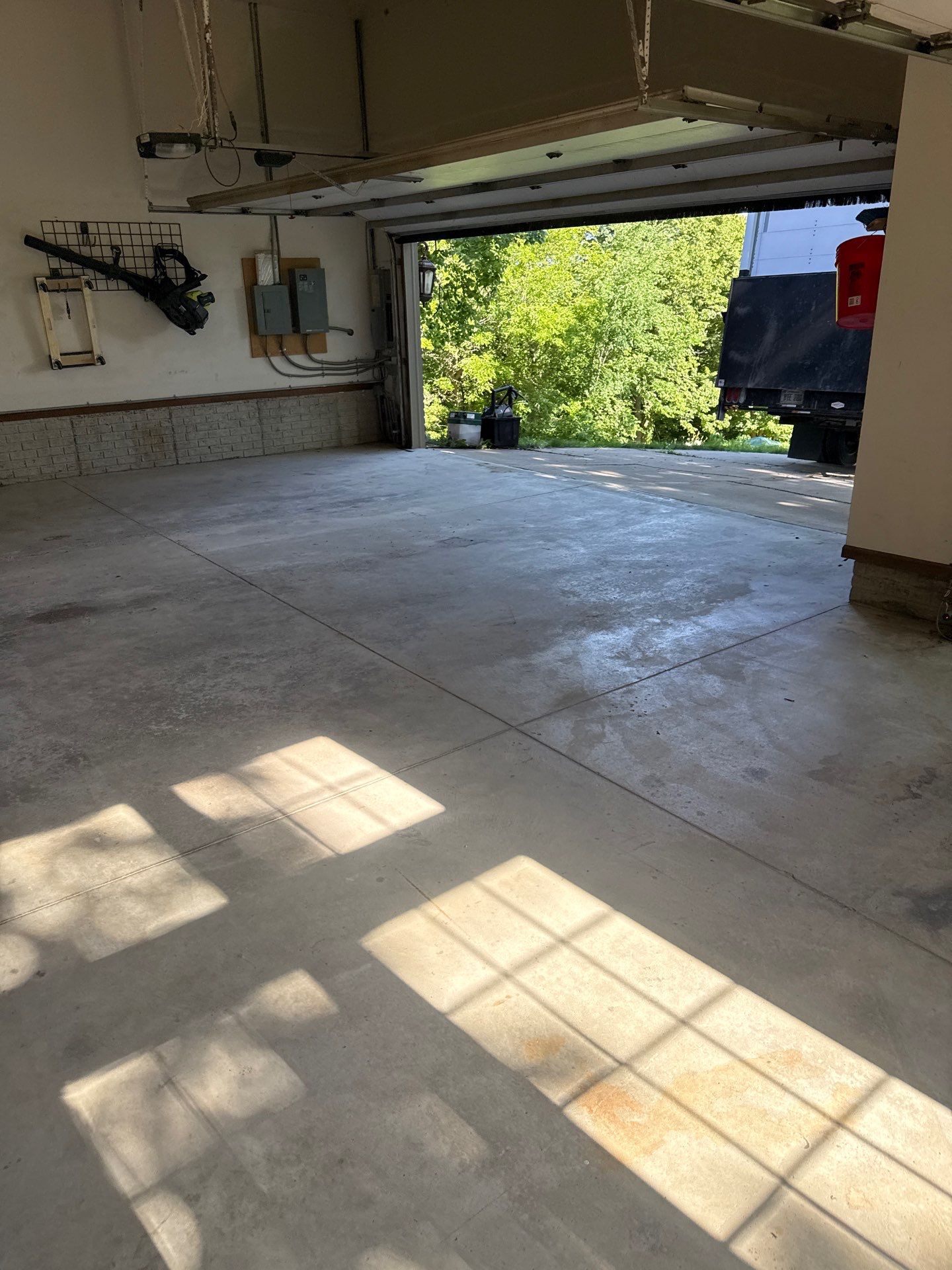 Coyote Flake Epoxy Garage Floor Coating in Earlham by Revival Concrete Coatings