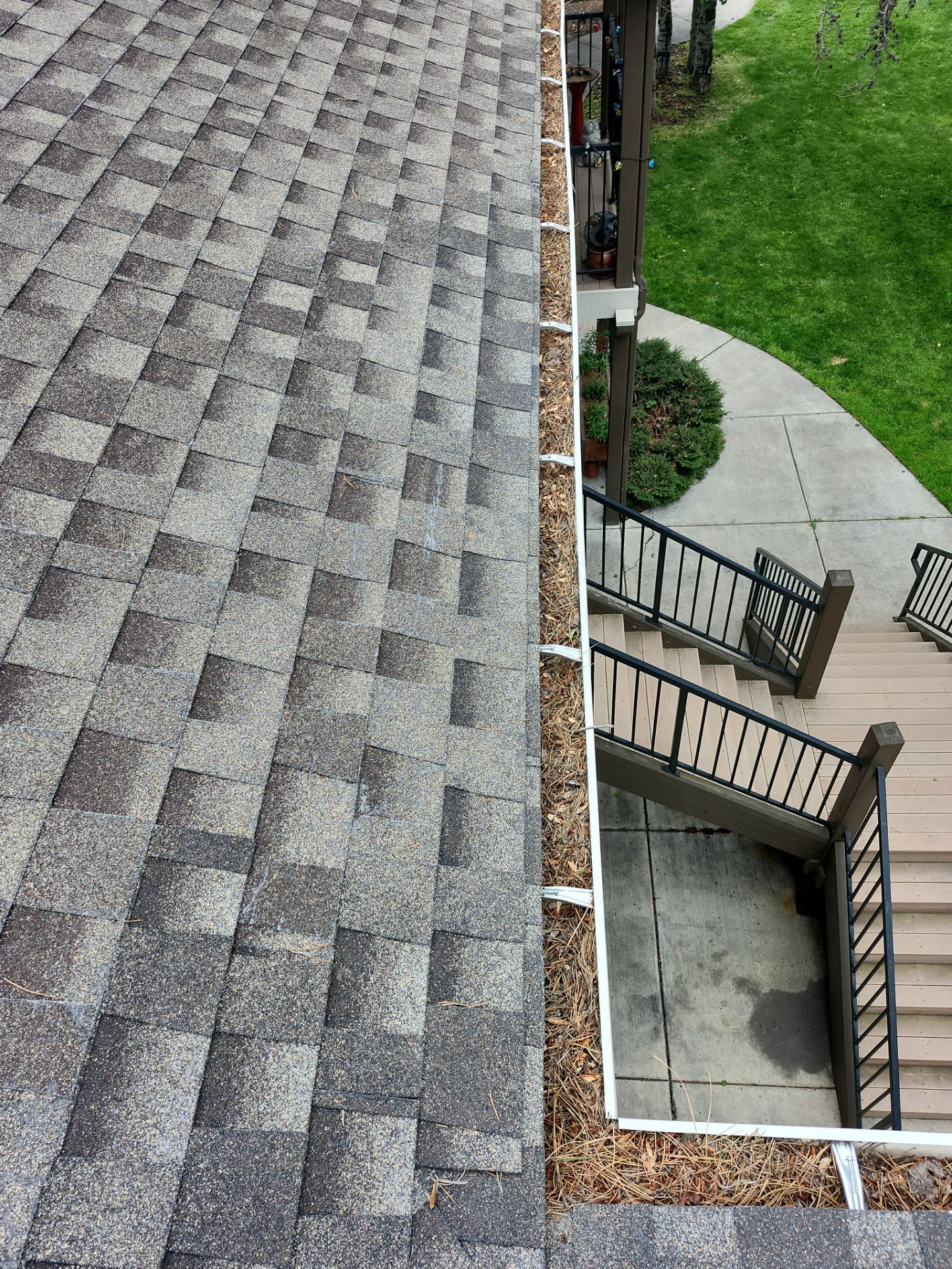 Commercial gutter cleaning Bend before photo with filled gutters