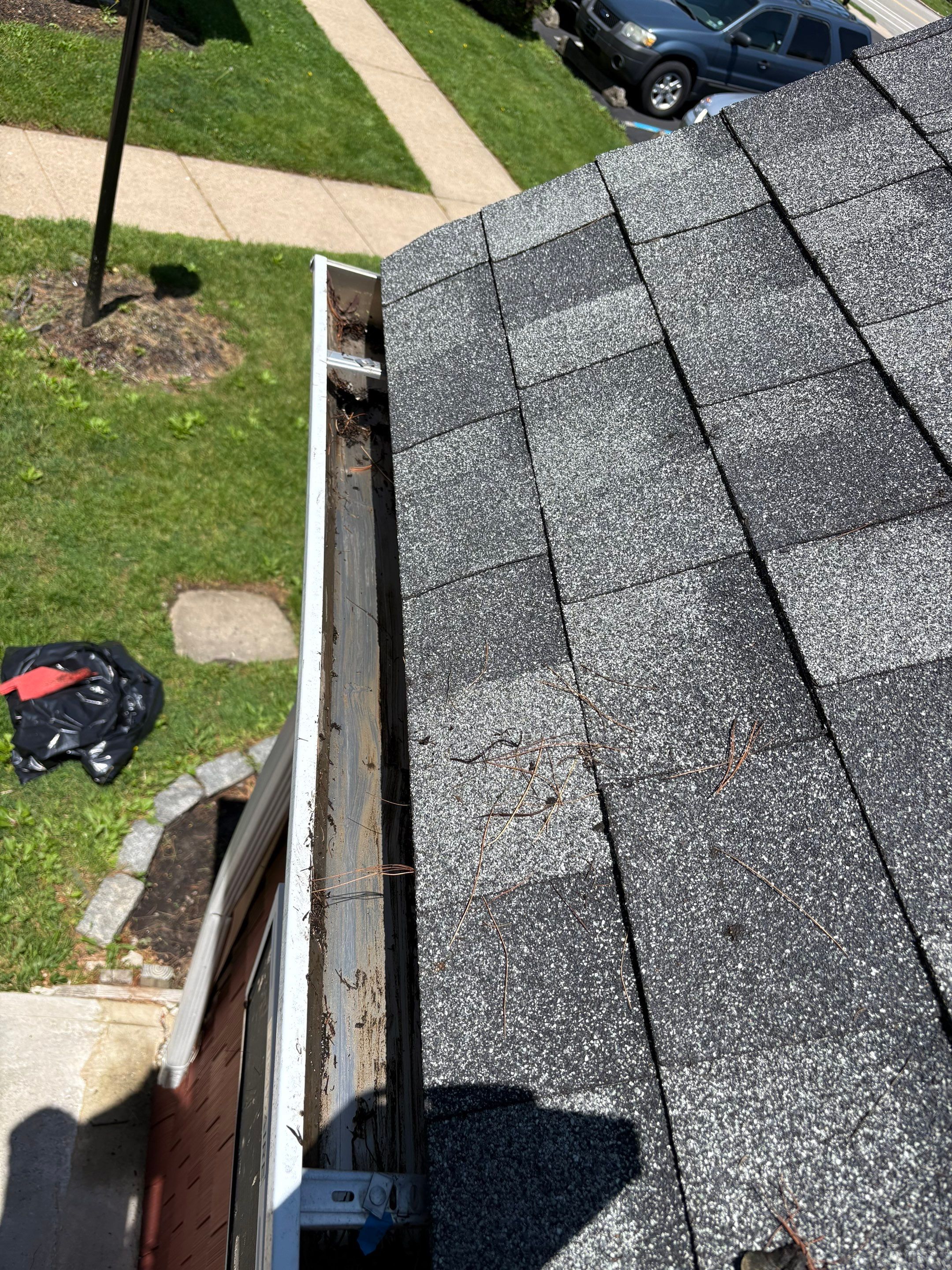 HOA gutter cleaning after photo.