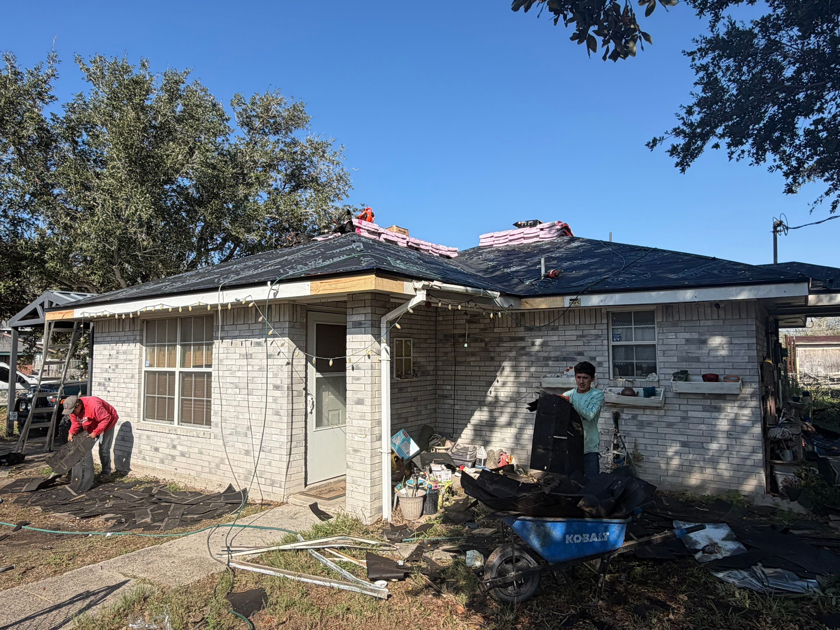 Oakridge Onyx Black in Elsa, Tx by PMG Home LLC
