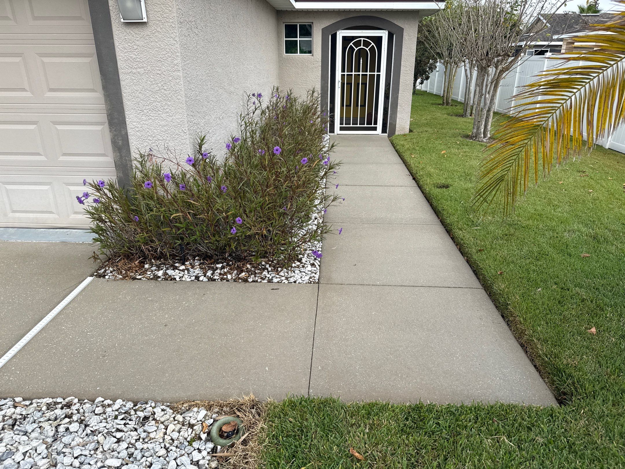 Vinyl Fence Cleaning, Driveway & Sidewalk Cleaning in Crystal Lakes – Palmetto, FL by Sunshine AquaWash