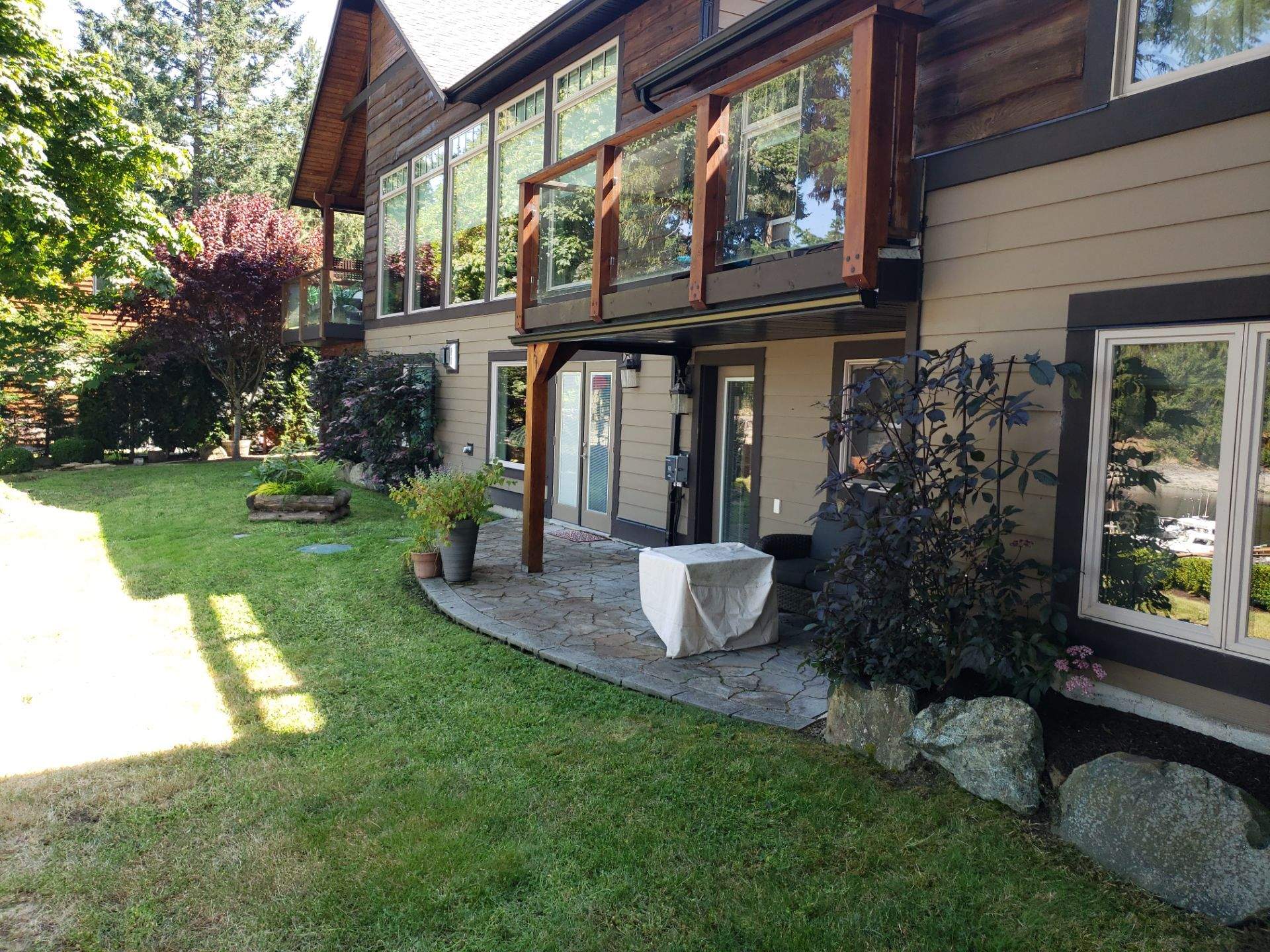 North Saanich Residence by Habanero Garden and Exterior Care