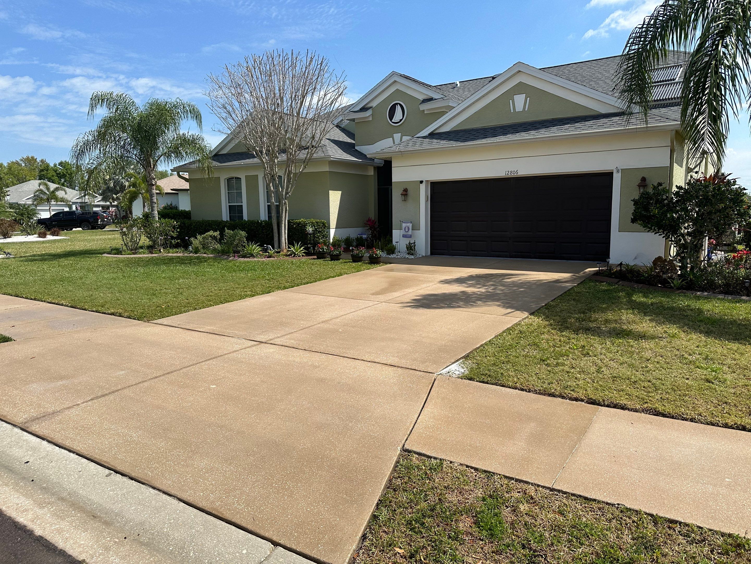Driveway Cleaning in River Plantation Community, Parrish, FL by Sunshine AquaWash