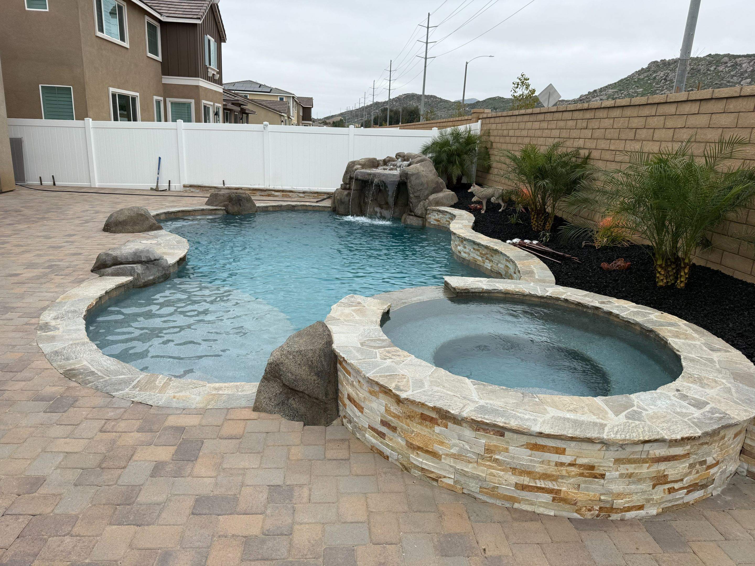 Pool spa, grotto by Premier Pools and Spas Temecula