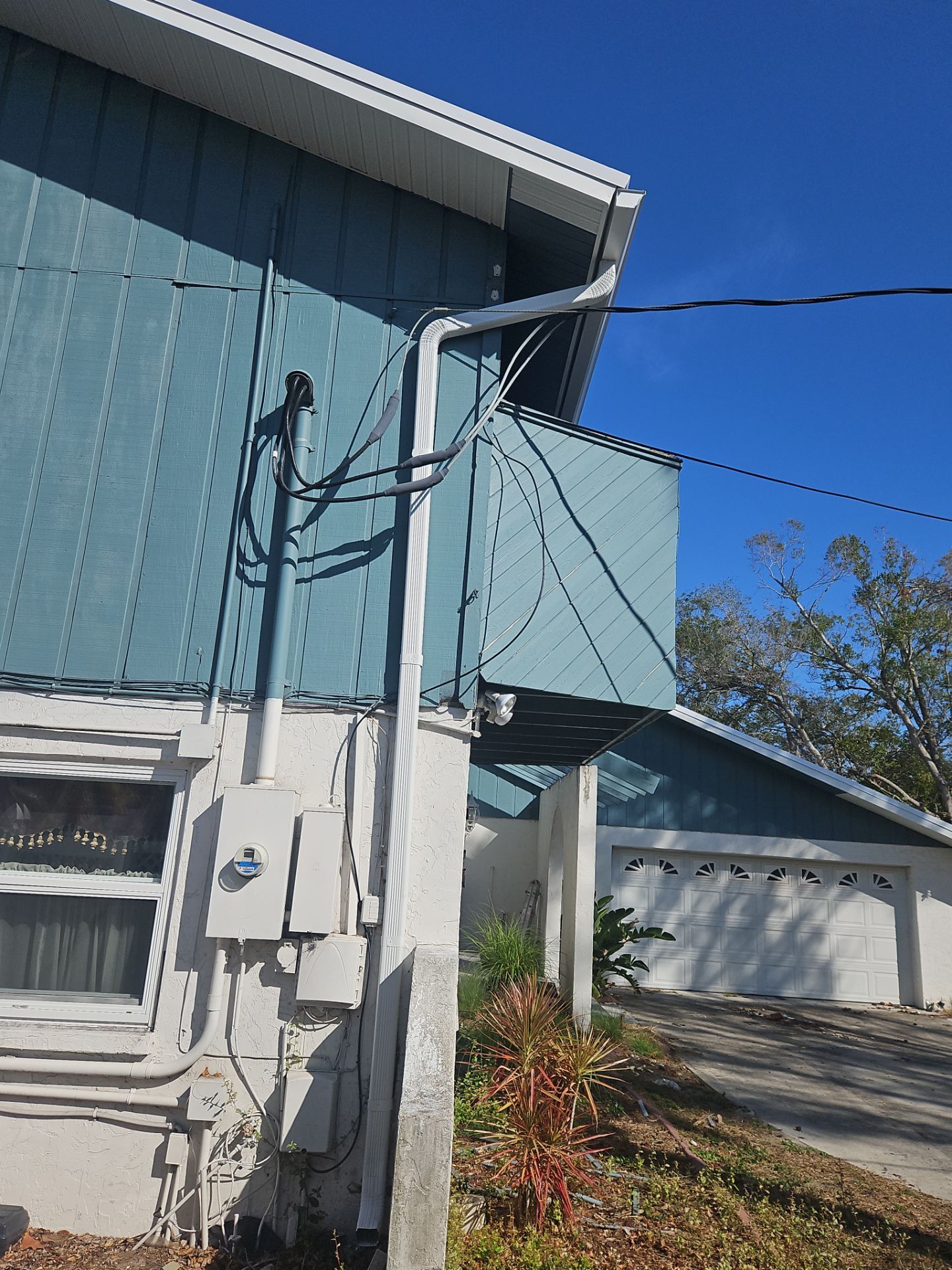 K-Style Seamless Gutter Installation using White Seamless Gutters in Sarasota FL by Gutter Professors
