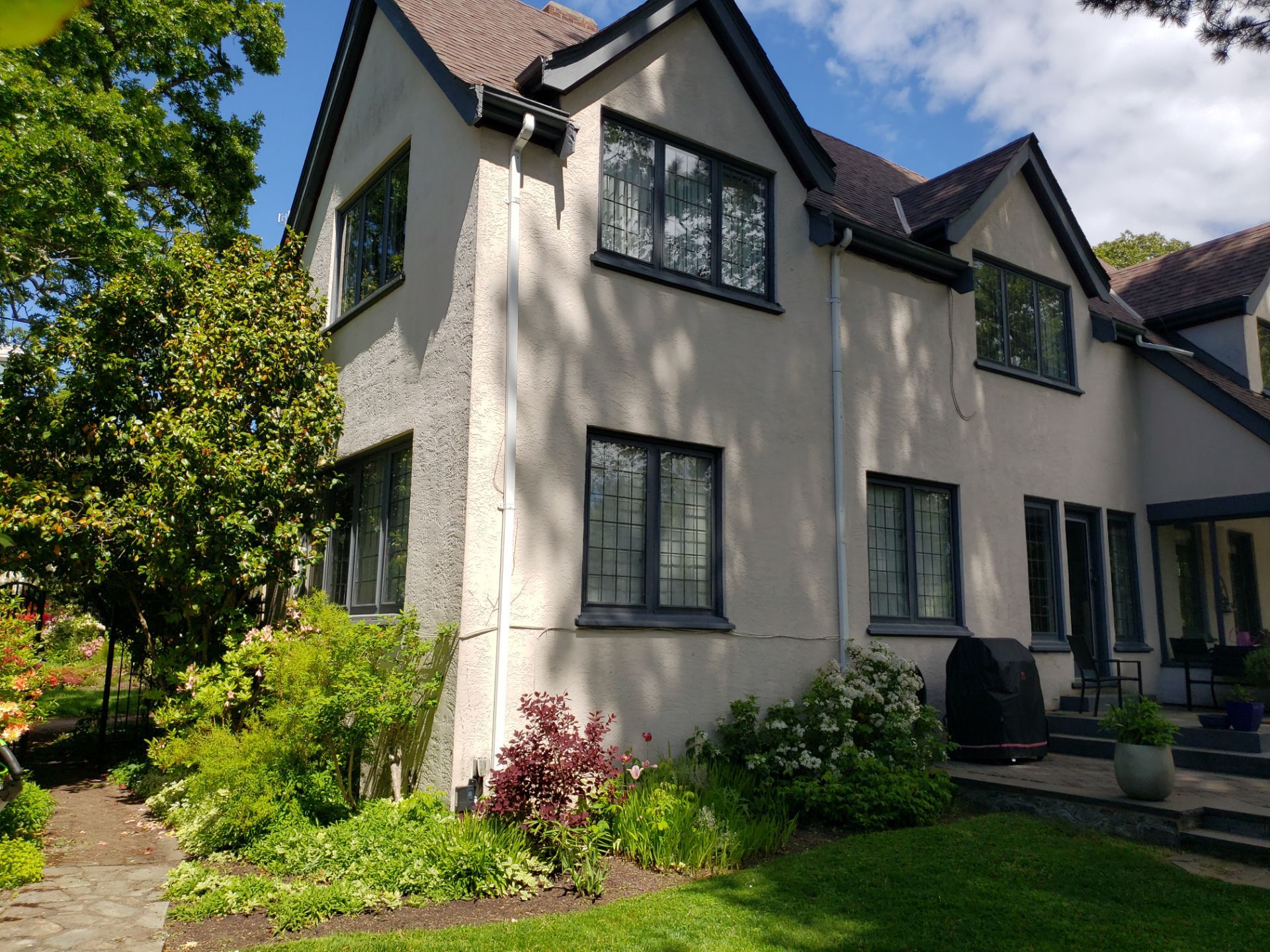 Residence in Rockland by Habanero Garden and Exterior Care