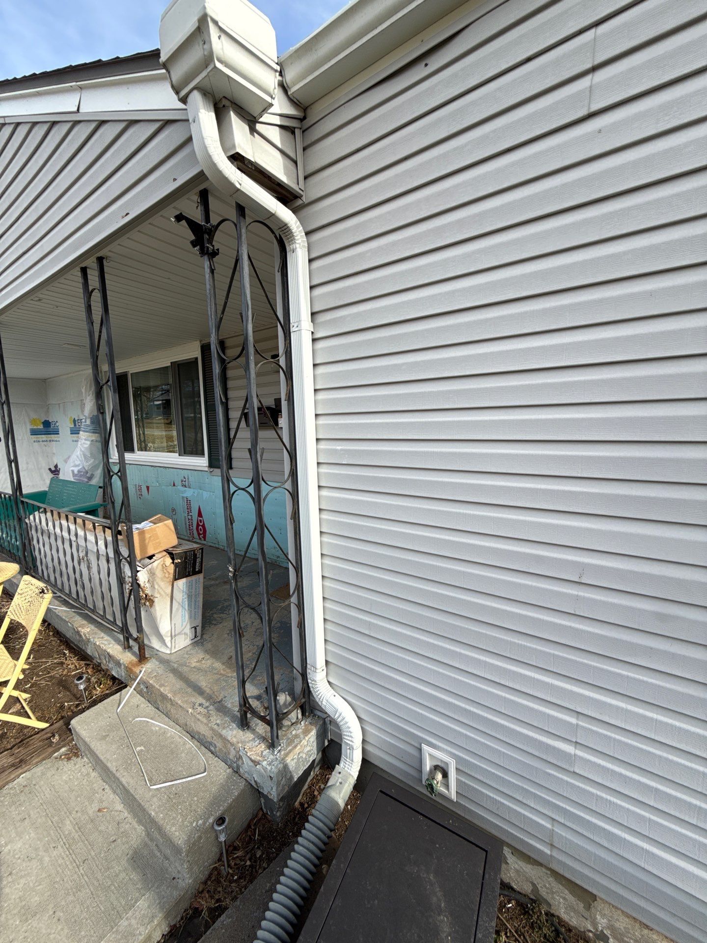 A whole new look for this Gladstone Home by EEC Windows, Siding & Roofing
