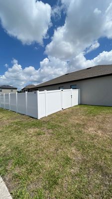 Palmetto, FL 6ft. Tall White Vinyl Privacy Fence 