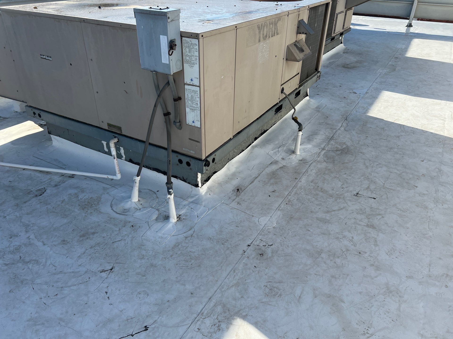 TPO single-ply roofing system using GAF Everguard 60 mil by Straight Edge Roofing Inc