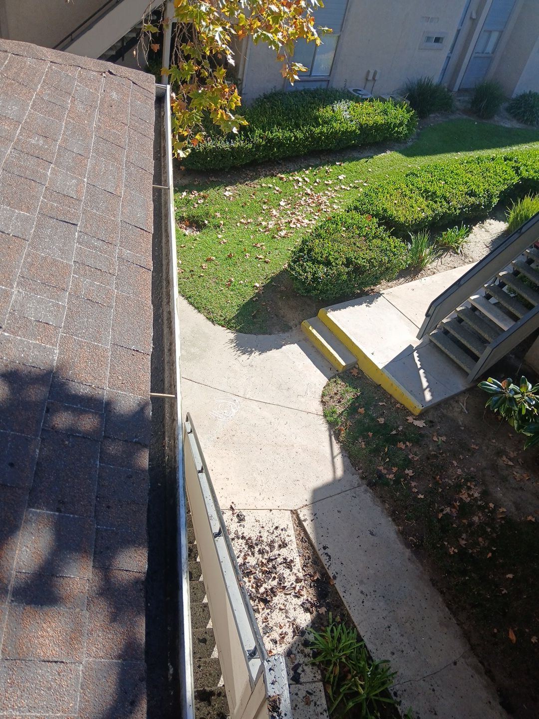 Commercial gutter cleaning Los Angeles after photo with clean gutters
