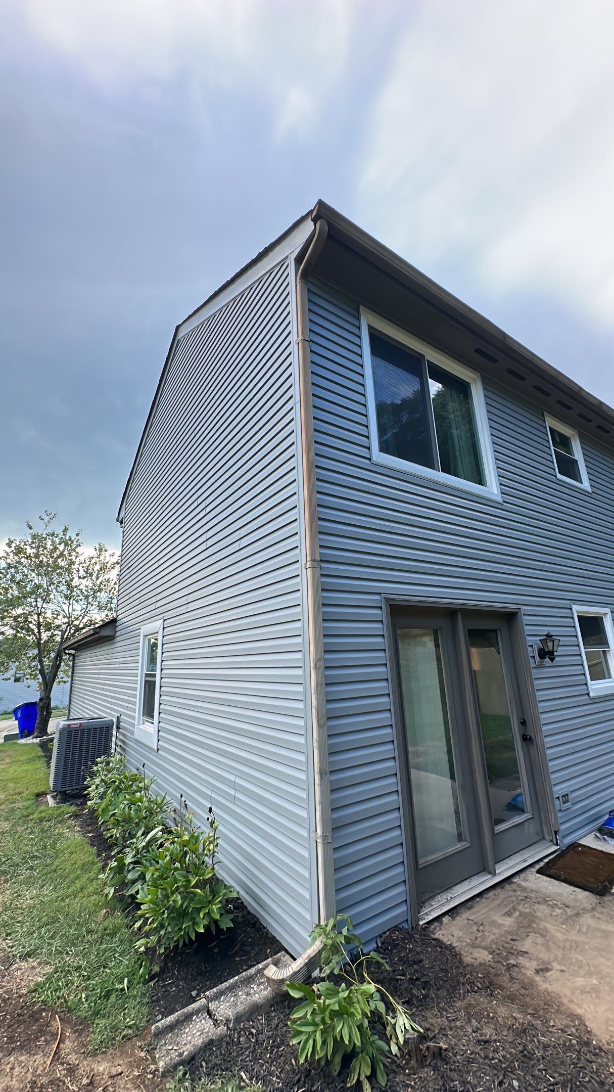 Siding Installation using Norandex Woodsmen Select vinyl sidning by WIW Enterprises Inc