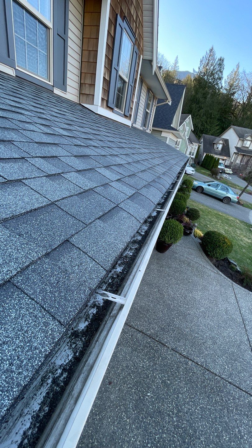 Residential Roofing Installation using OC Oakridge shingles by Top Notch Roofing Inc