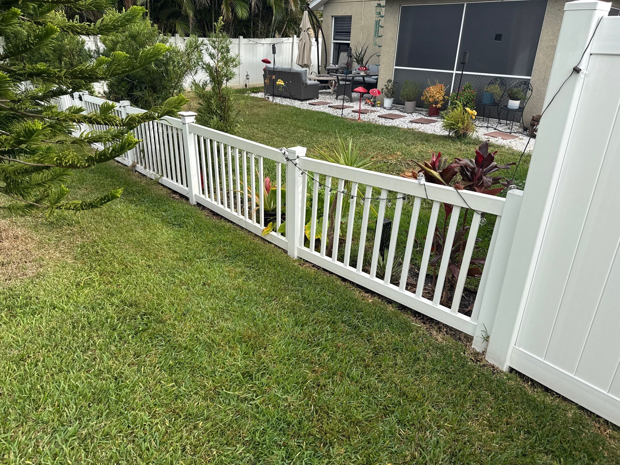 Vinyl Fence Cleaning, Driveway & Sidewalk Cleaning in Crystal Lakes – Palmetto, FL by Sunshine AquaWash