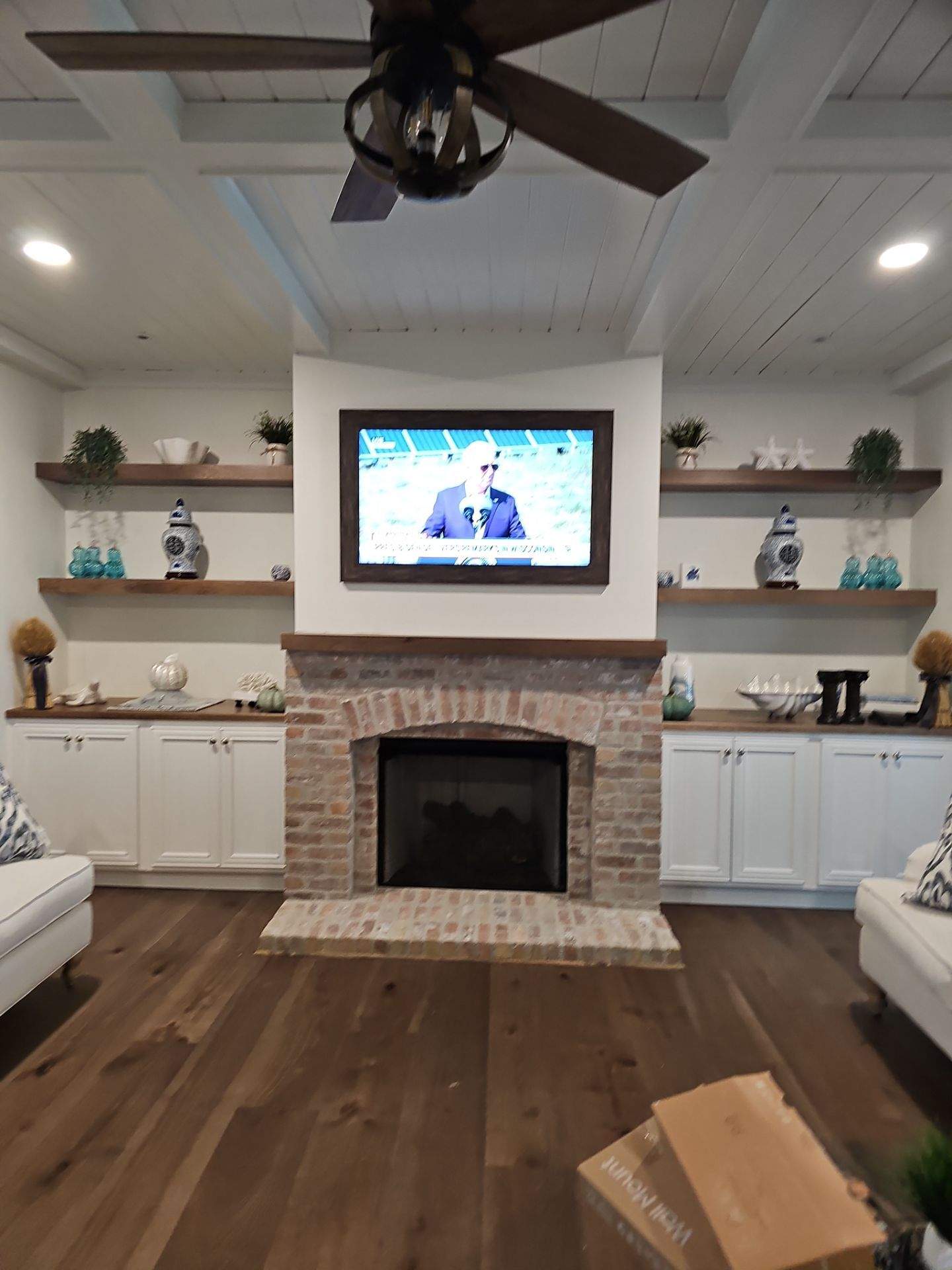 Lifestyle TV & Frame TV Installation Projects by Hangman Mounting & Installation 
