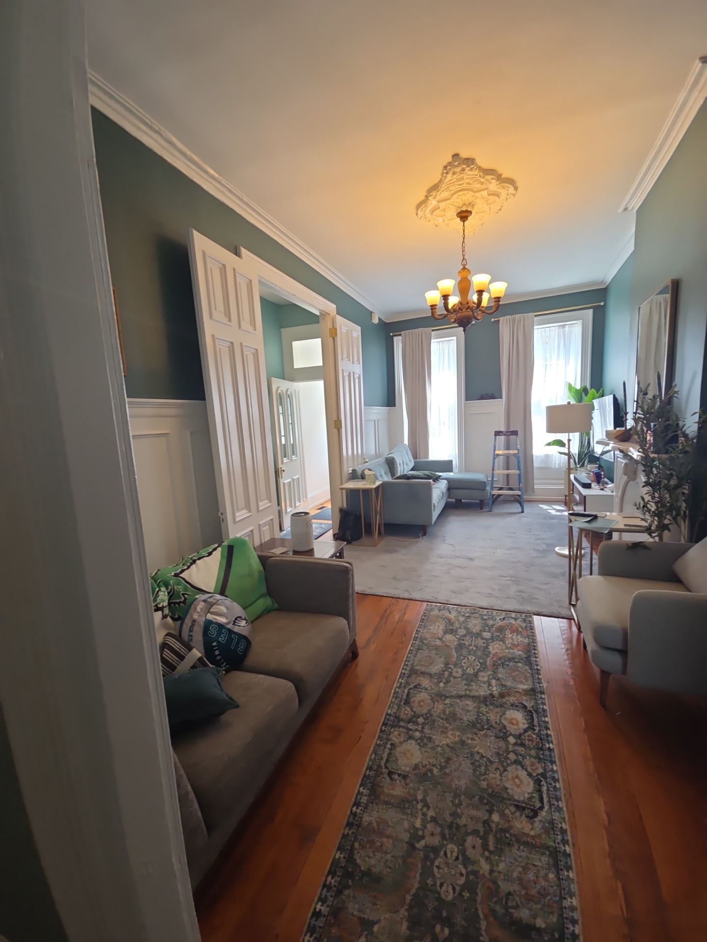 🏡 Bold Colors and Timeless Details Throughout This Fishtown Rowhome by Groovy Hues