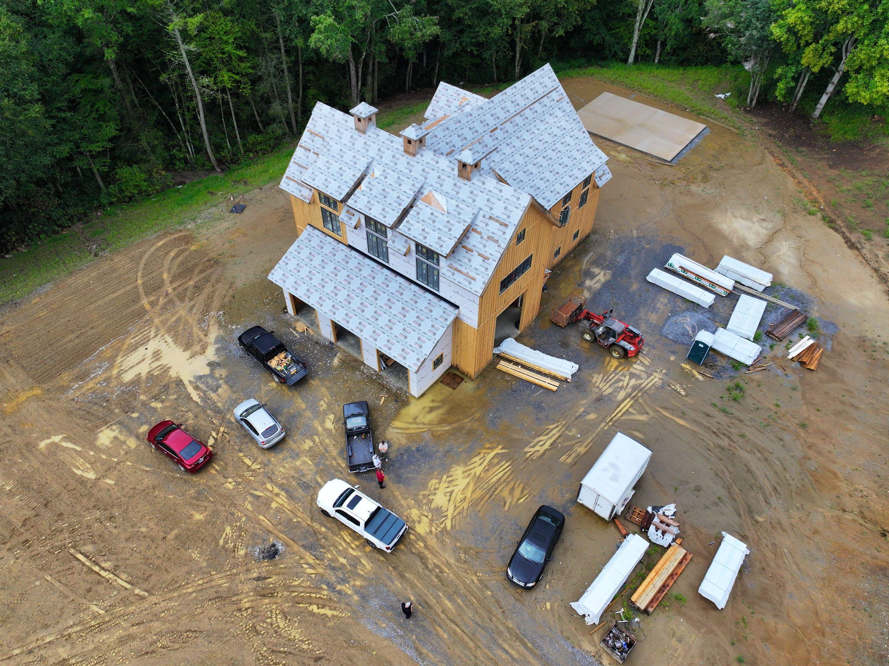 Barn Style House by Omnia Roofing