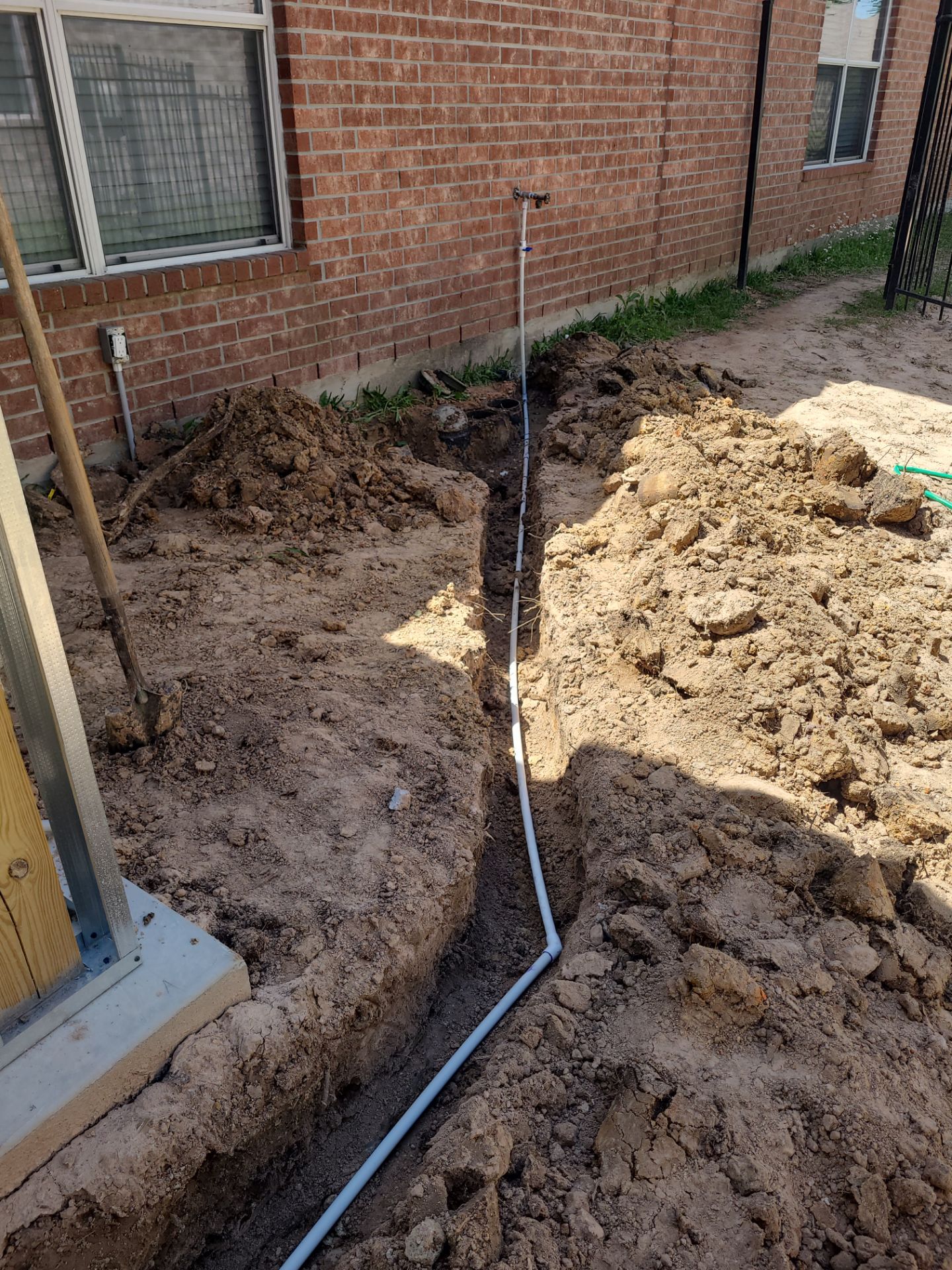 Pool, Patio Cover and Summer Kitchen in Creekside by SophAlx LLC