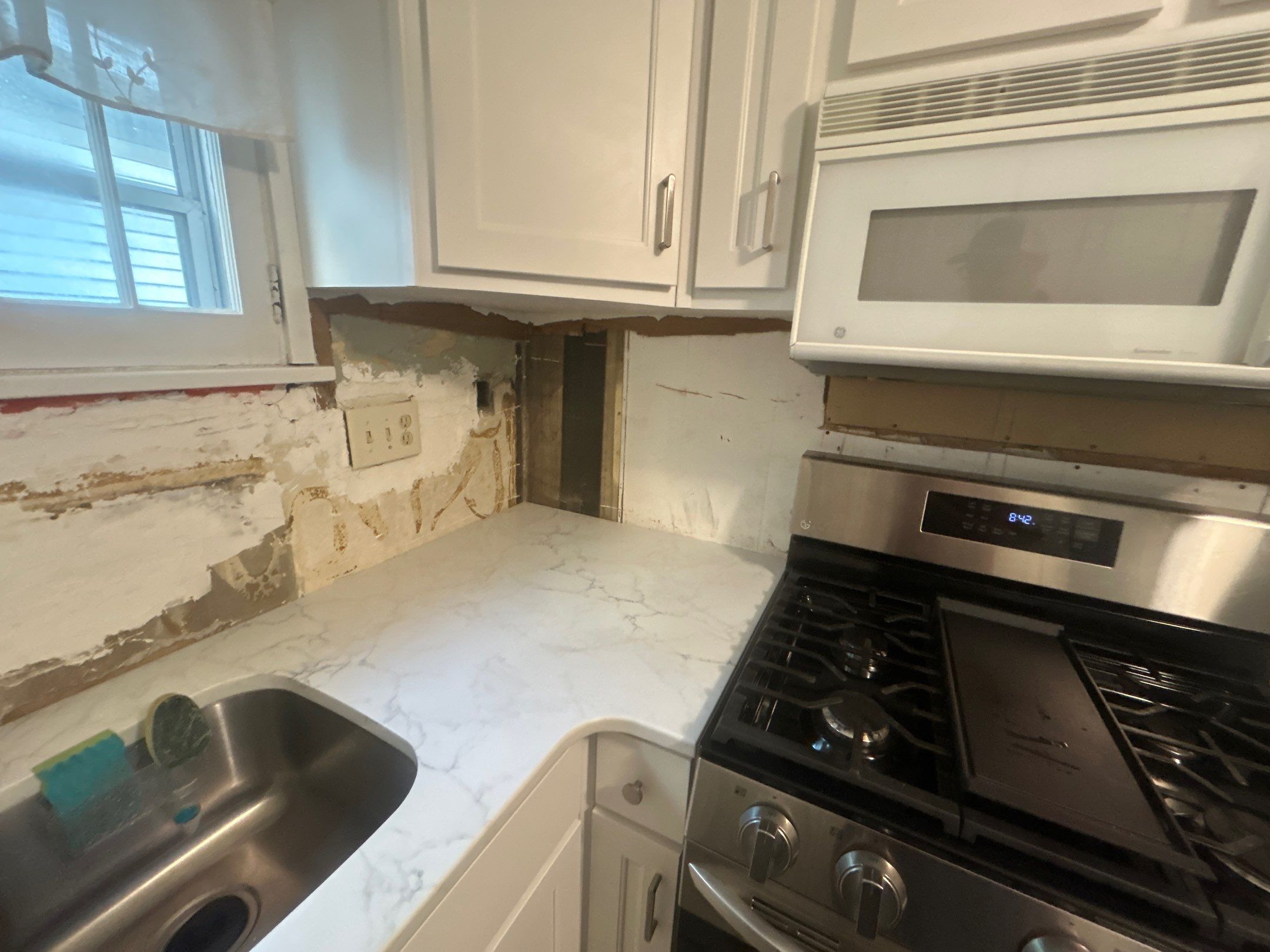 Natural Marble Tile Backsplash Installation in Louisville by Footprints Floors Kentucky