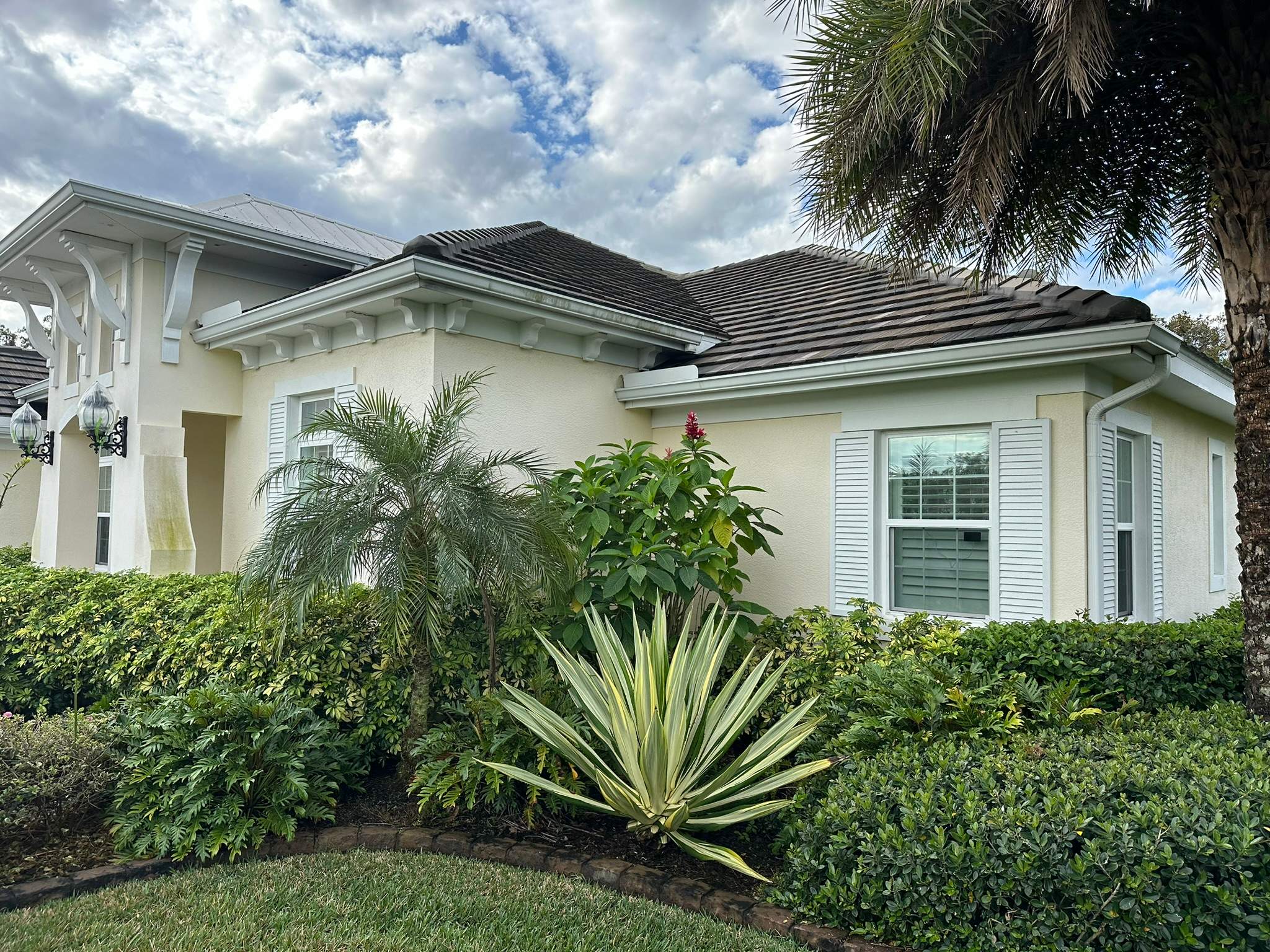 House Wash & Pool Screen Enclosure Cleaning in Winding River Community, Bradenton, FL | Sunshine AquaWash by Sunshine AquaWash