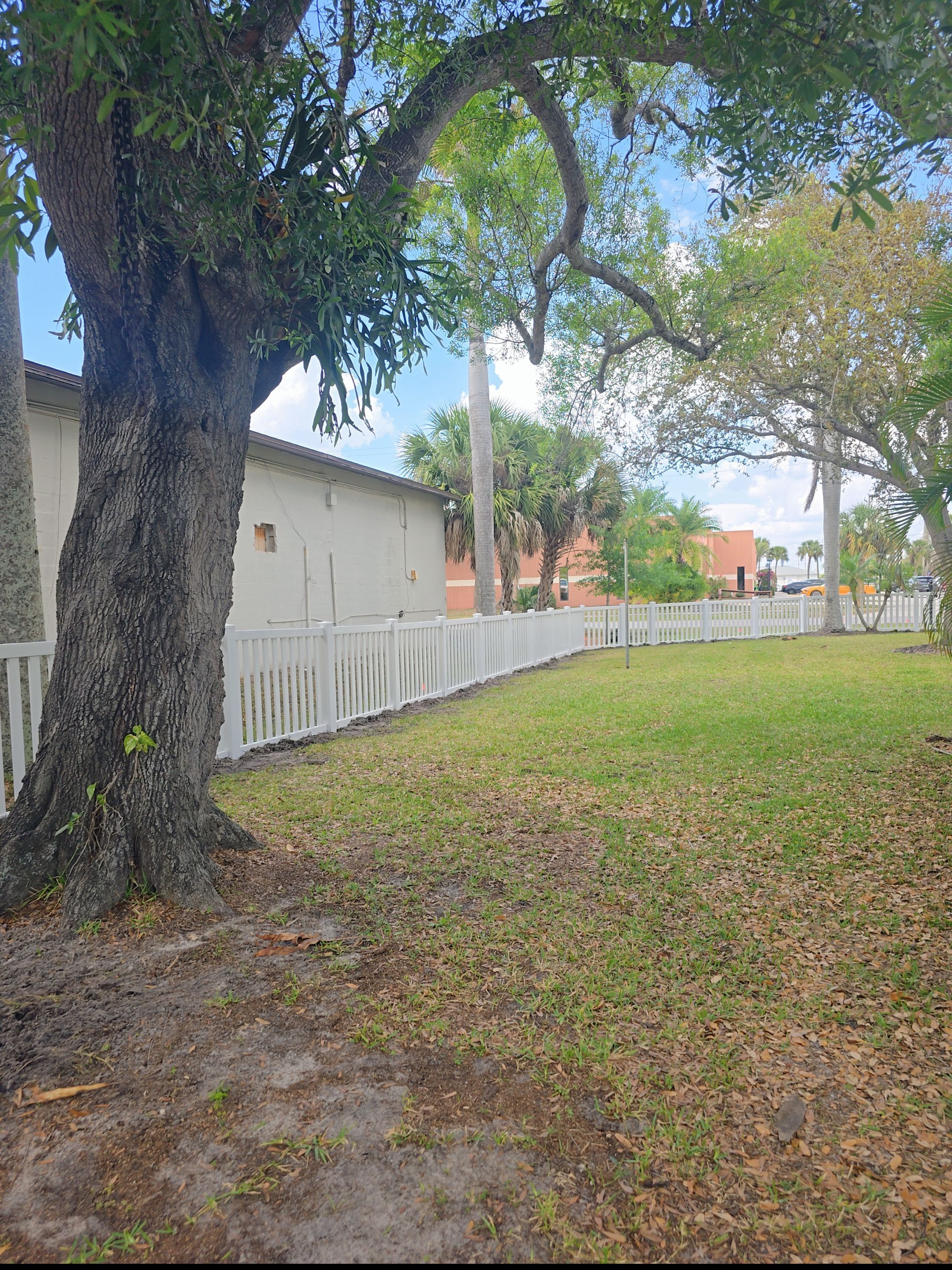 Vinyl Fence for Valerie's House by True Fence LLC