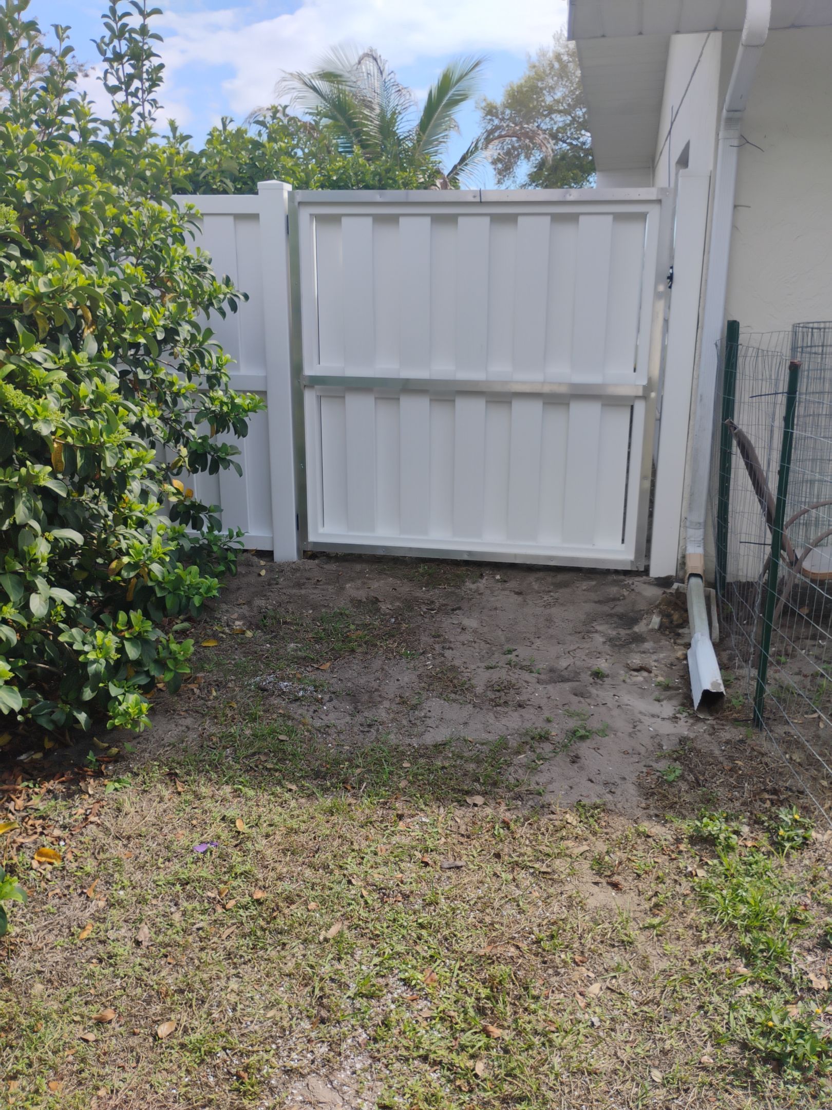 Vinyl Shadowbox Installation in Venice by True Fence LLC