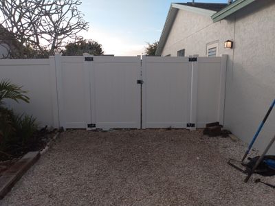 Bradenton, Florida 6 ft. Tall White Vinyl Privacy Fence 