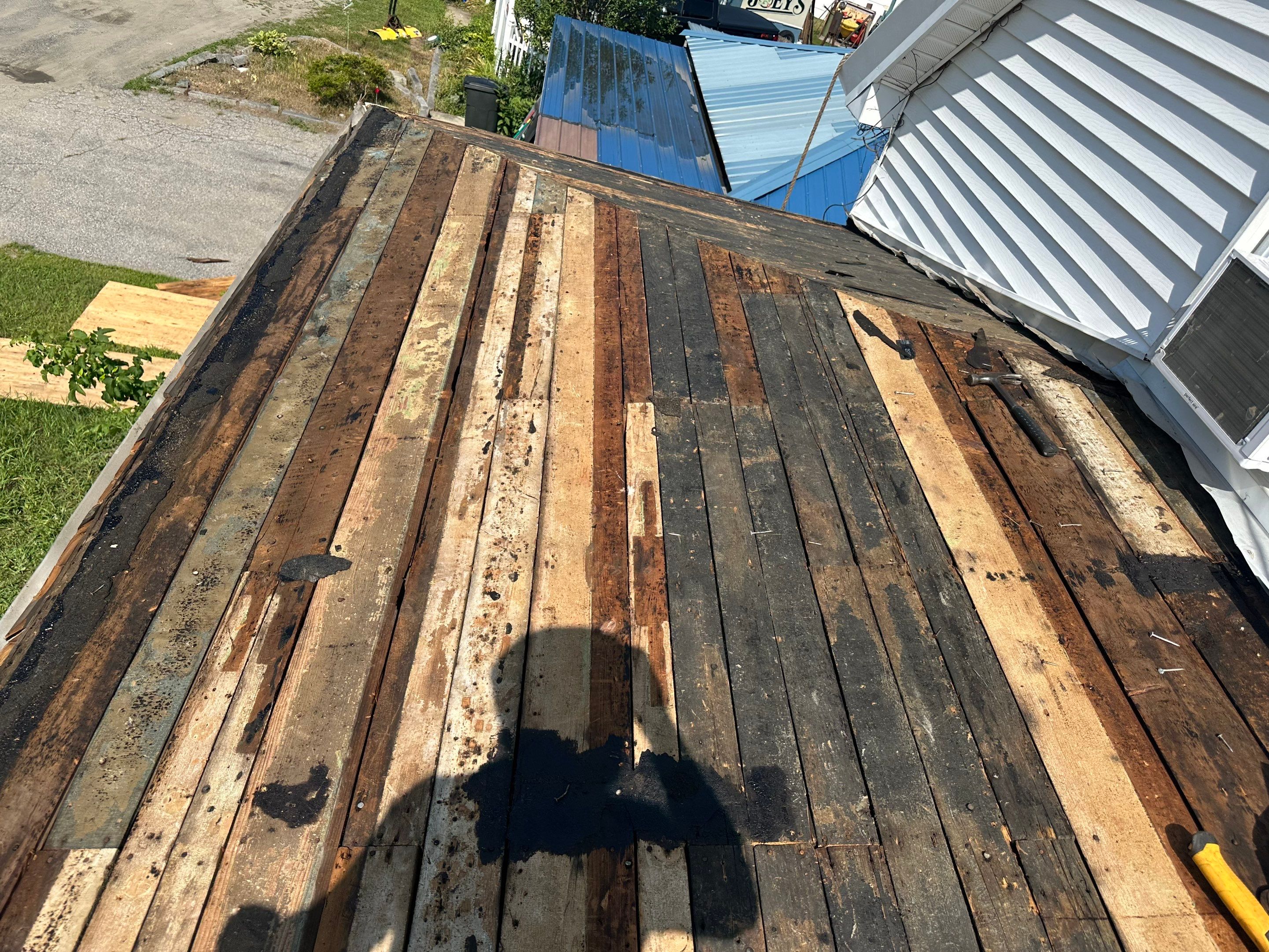 π‘ Another happy homeowner in Claremont, NH! πͺ by Tall pine roofing