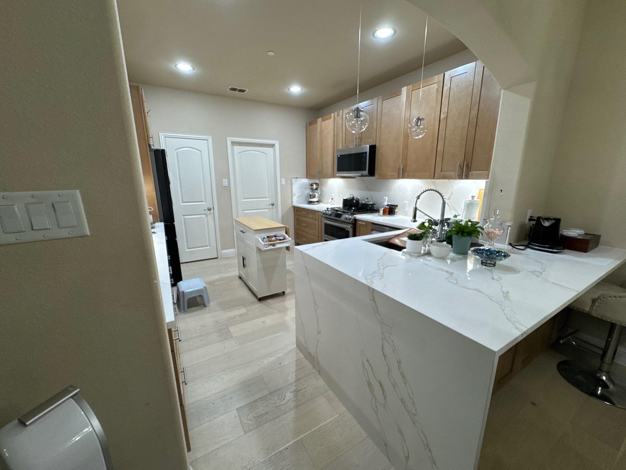 Layout-Loving Kitchen Refresh: Stunning Update in 14 Days Flat by Tibi Soli LLC