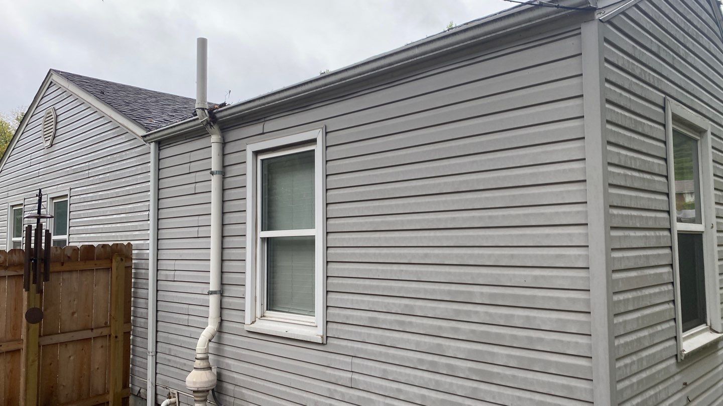 A whole new look for this Gladstone Home by EEC Windows, Siding & Roofing