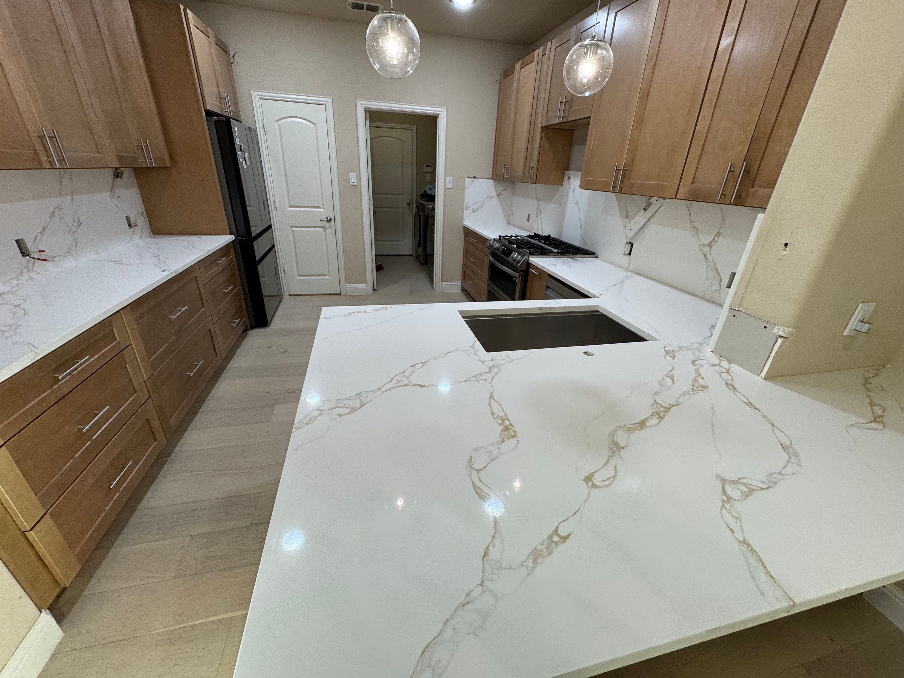 Layout-Loving Kitchen Refresh: Stunning Update in 14 Days Flat by Tibi Soli LLC