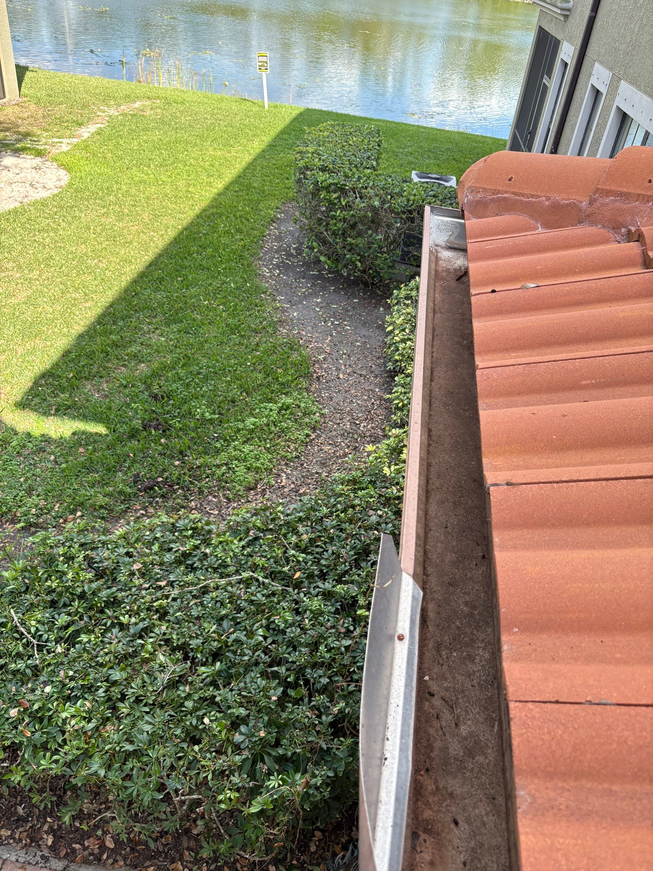 Commercial gutter cleaning Lehigh Acres & Bonita Springs, FL after photo with clean gutters