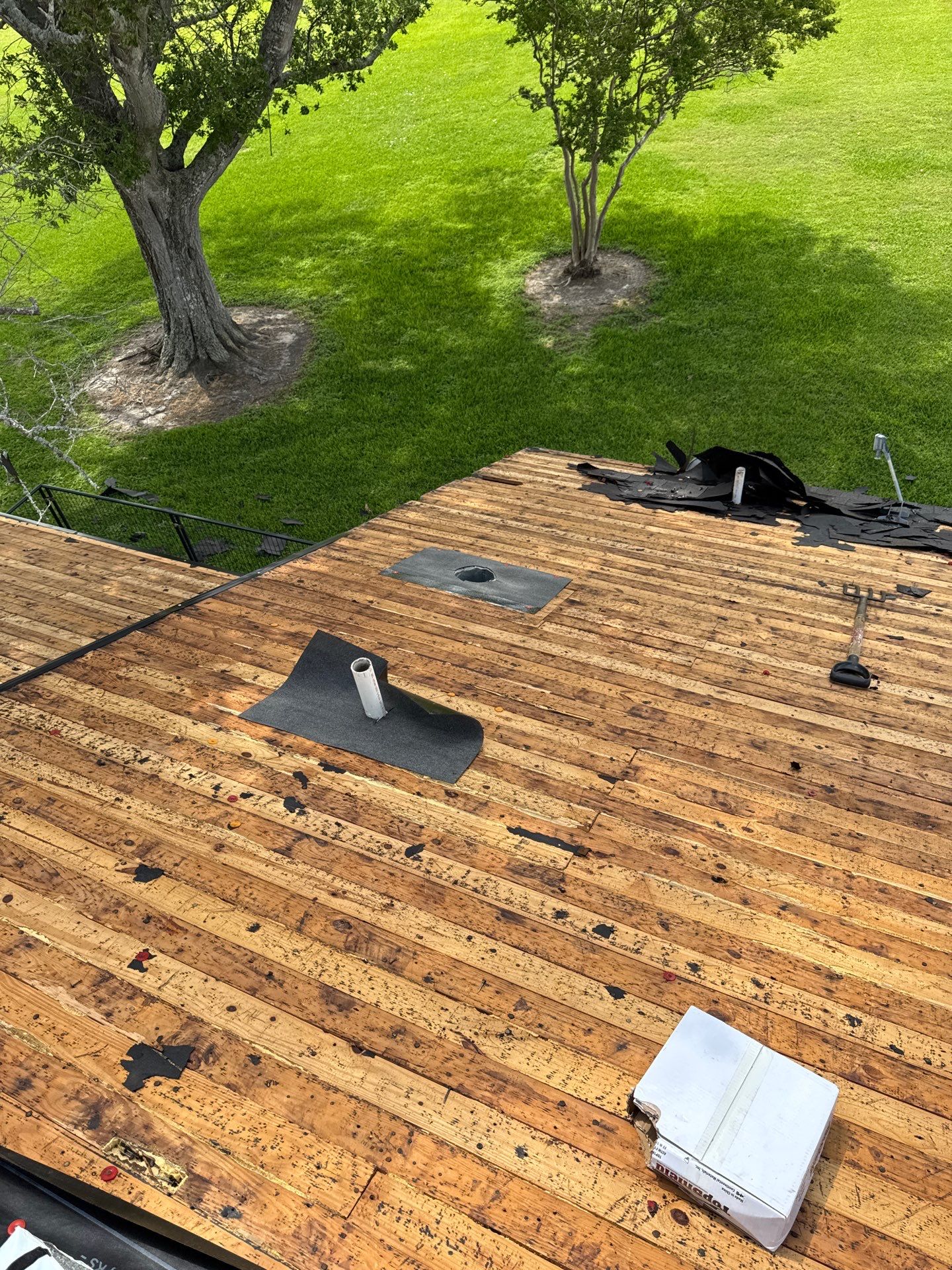 Roof Replacement louise by Roof Repair Company