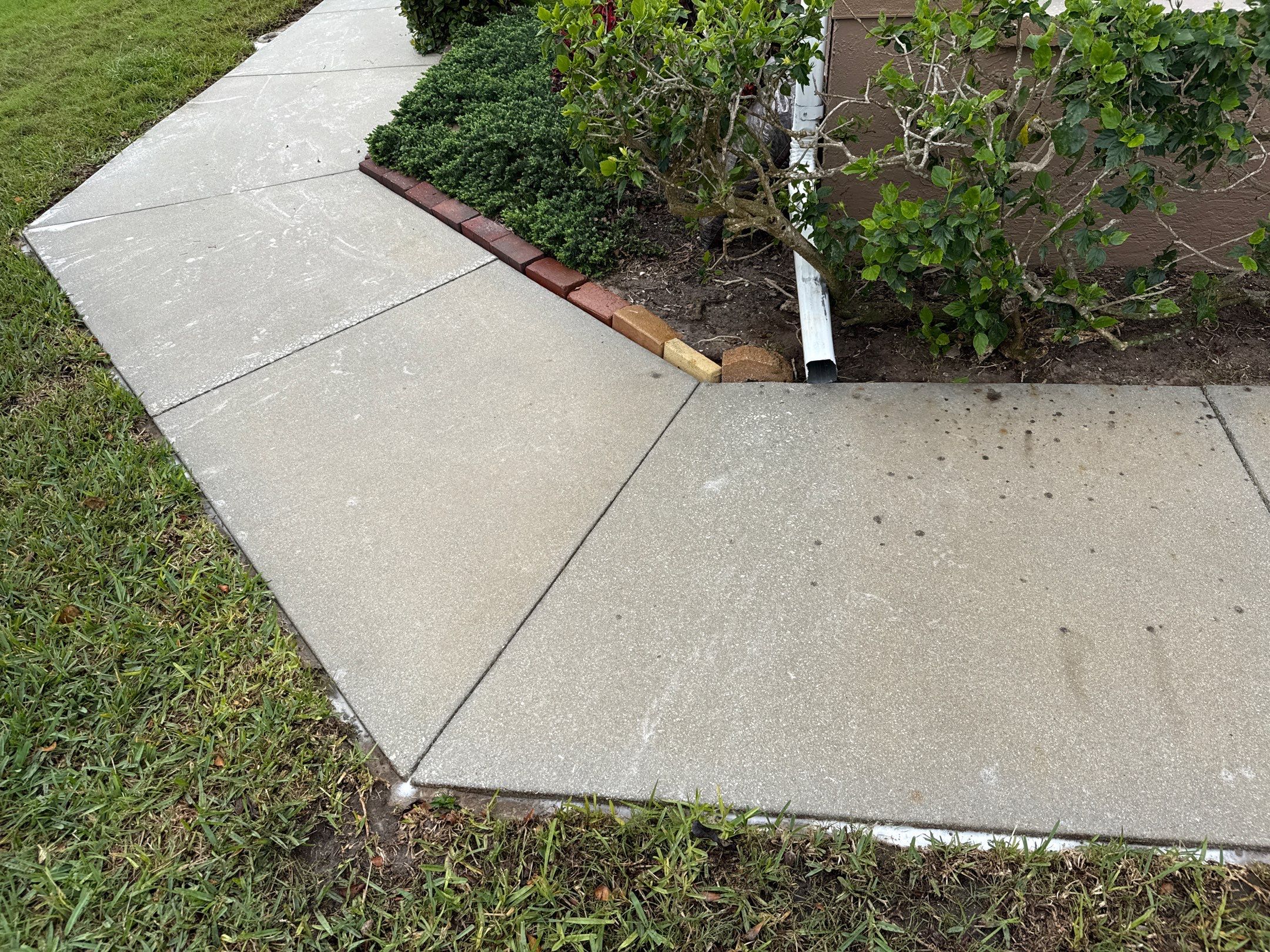 Concrete Driveway & Sidewalk Cleaning in Captain’s Court Condos – Palmetto, FL by Sunshine AquaWash