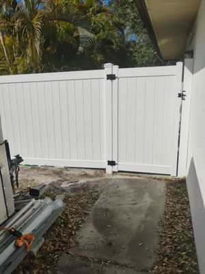 White Vinyl Fence in Port Charlotte