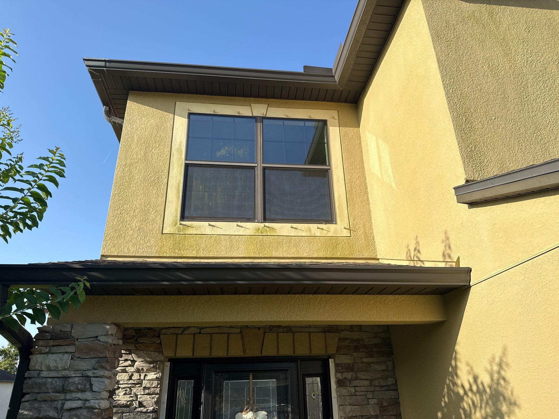 2-Story Stucco House Wash & Tan Vinyl Fence Cleaning | Sheffield Glen Palmetto, FL by Sunshine AquaWash