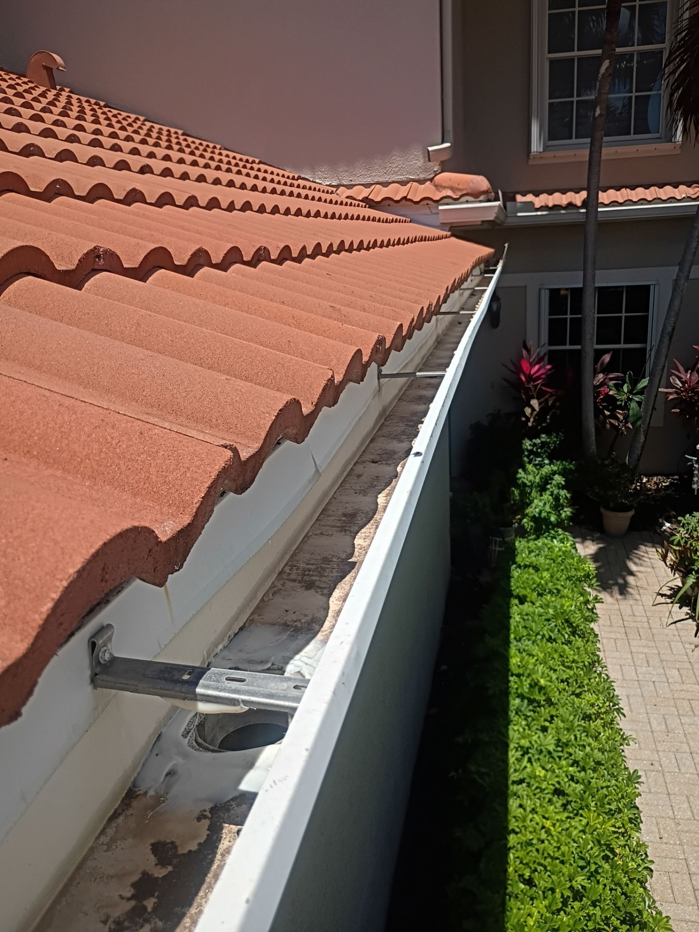 Aluminum Seamless Gutters using seal gutters in Fort Myers FL by Gutter Professors