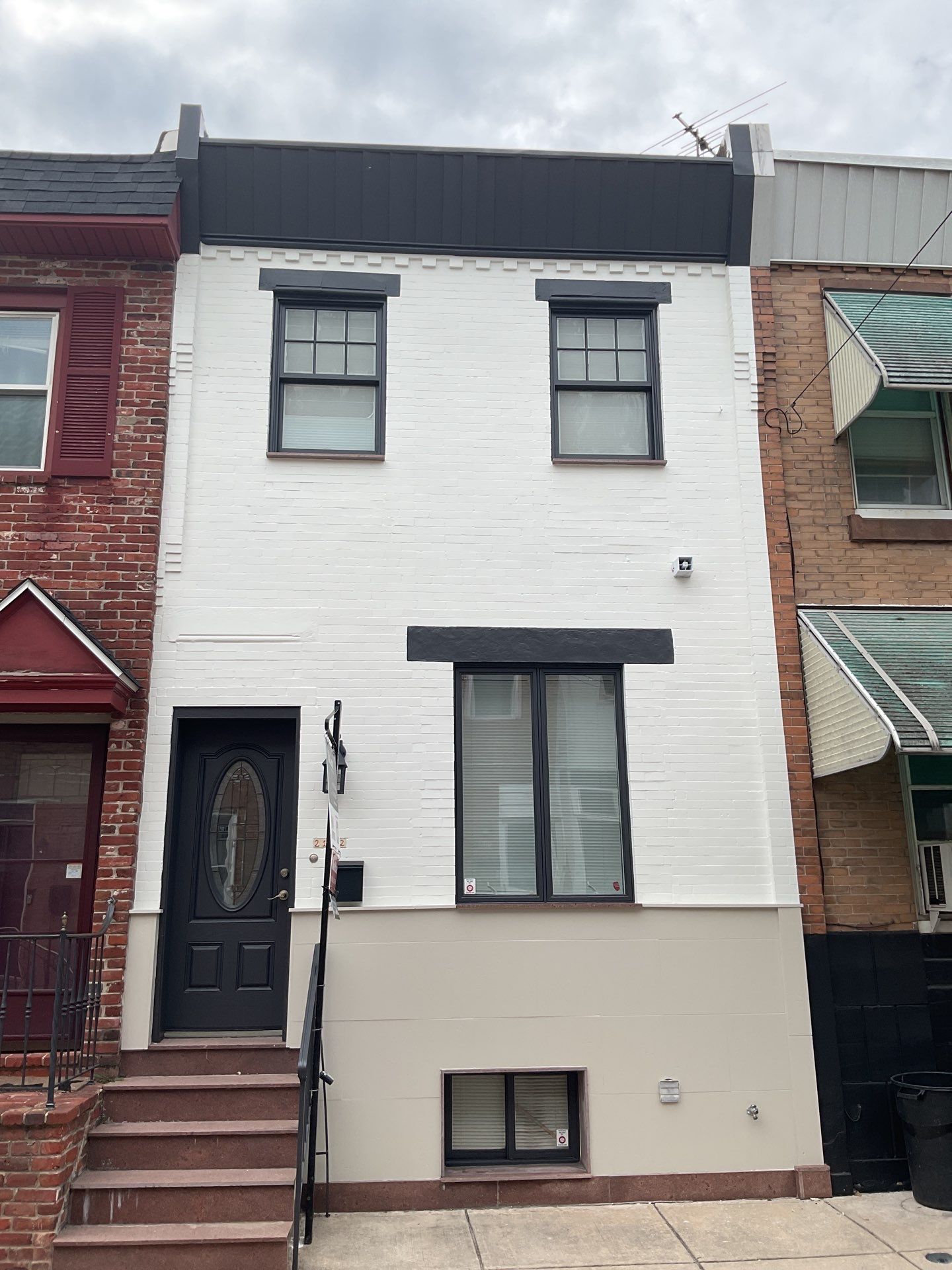 🖤🤍 Timeless Contrast Brings New Life to This South Philadelphia Façade by Groovy Hues