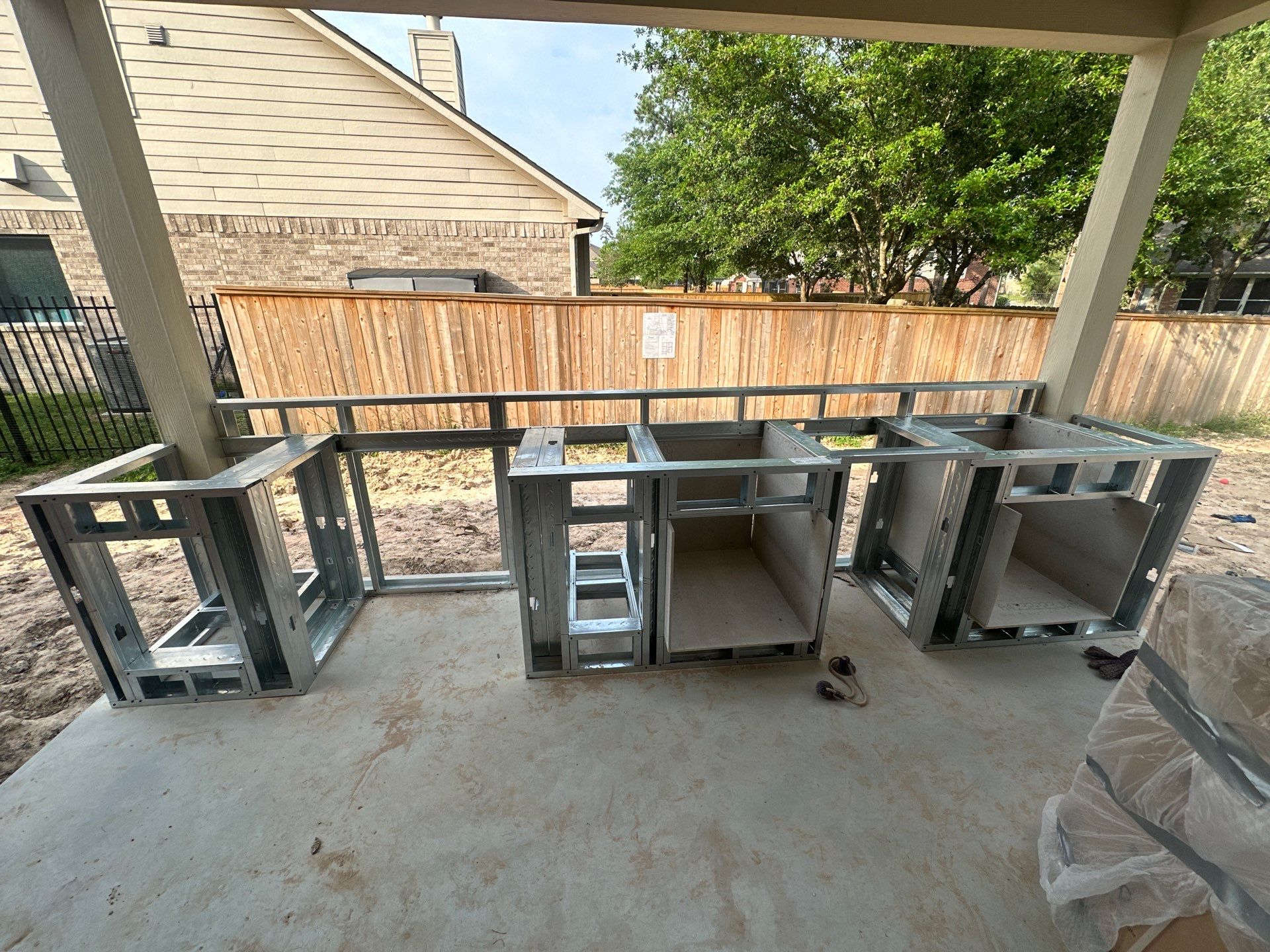 Pool, Patio Cover and Summer Kitchen in Creekside by SophAlx LLC