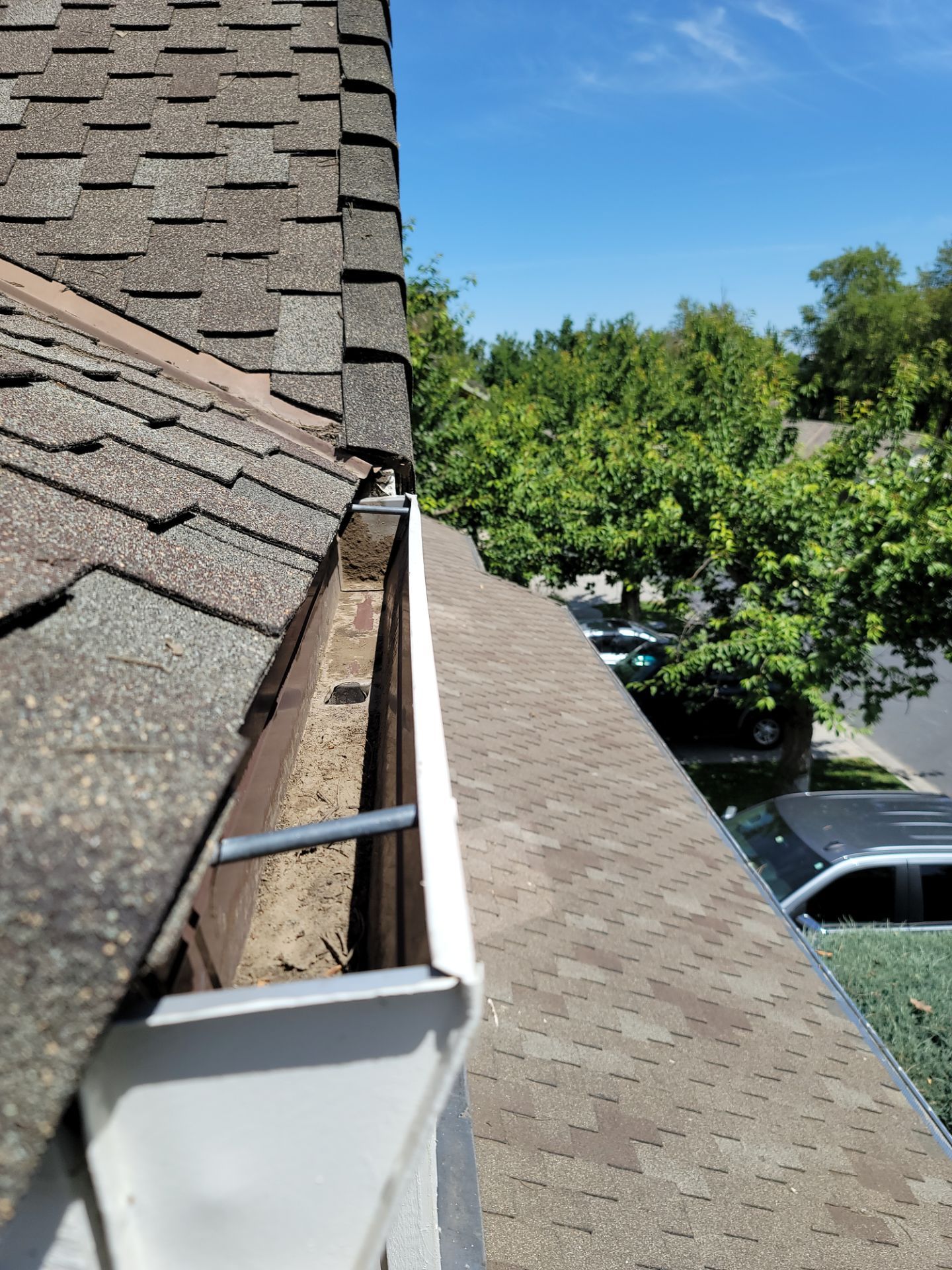 Commercial gutter cleaning Yakima & Tri Cities after photo with clean gutters