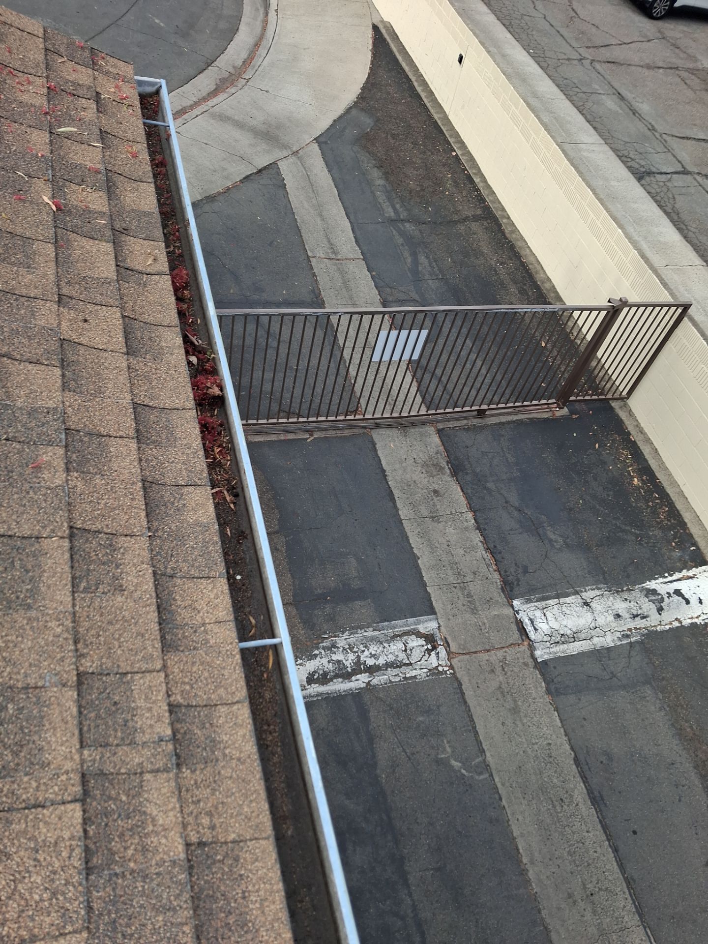 Commercial gutter cleaning Georgia before photo with filled gutters